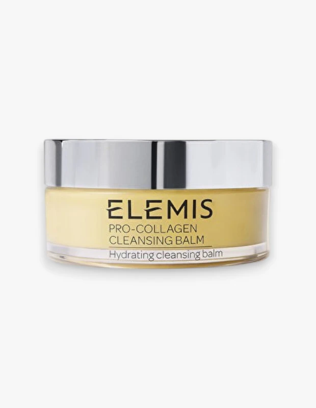 Marka Adı: Elemis
Ürün Adı: Elemis Pro-Collagen Makyaj Çıkarıcı Cilt Temizleme Balmı
Ürün Cinsiyeti: Belirtilmemiş
Ürün Tipi: Cilt Temizleme Balmı
Ürün Sezonsallığı: Belirtilmemiş
Ürün Çeşidi: Makyaj Çıkarıcı ve Nemlendirici Balm
Ürün Özellikleri: Bu Pro-Collagen serisi cilt temizleme balmı, şeffaf cam kavanozda sarımsı renkte bir balmdır ve metalik gümüş rengi şık bir kapağa sahiptir. Lavanta ve papatya gibi 9 temel yağdan oluşan zengin formülü sayesinde ciltte uygulandığında önce lüks bir yağa dönüşürken, suyla temas ettiğinde nemlendirici bir süte dönüşerek makyajı, kiri ve günlük kalıntıları etkili bir şekilde arındırır. Cildi kurutmadan derinlemesine temizler ve nem dengesini korumayı destekleyerek gerginlik hissi bırakmaz. Hidratasyon sağlayan yapısıyla cilt bariyerine zarar vermeden konforlu bir temizlik sunar.
Öne Çıkan Detaylar:
- Lavanta ve papatya dahil 9 temel yağdan oluşan zengin ve besleyici formül.
- Ciltte yağa, suyla temasta nemlendirici süte dönüşen yenilikçi ve çok fonksiyonlu doku.
- Yoğun makyajı ve günlük kirleri etkili bir şekilde çıkarırken cildin nem bariyerini koruma özelliği.
Kimler Kullanıyor?: Makyaj veya güneş koruyucu kullanan, cilt temizliğini önemseyen ancak cildinin kurumasından veya gerilmesinden endişe eden herkes bu temizleme balmını tercih edebilir. Özellikle kuru, hassas ve kızarmaya eğilimli cilt tipine sahip olanlar, nazik ve nemlendirici formülü sayesinde rahat bir kullanım deneyimi yaşayabilir. Günlük rutininde cildini derinlemesine arındırırken aynı zamanda beslemek ve rahatlatmak isteyenler için idealdir.