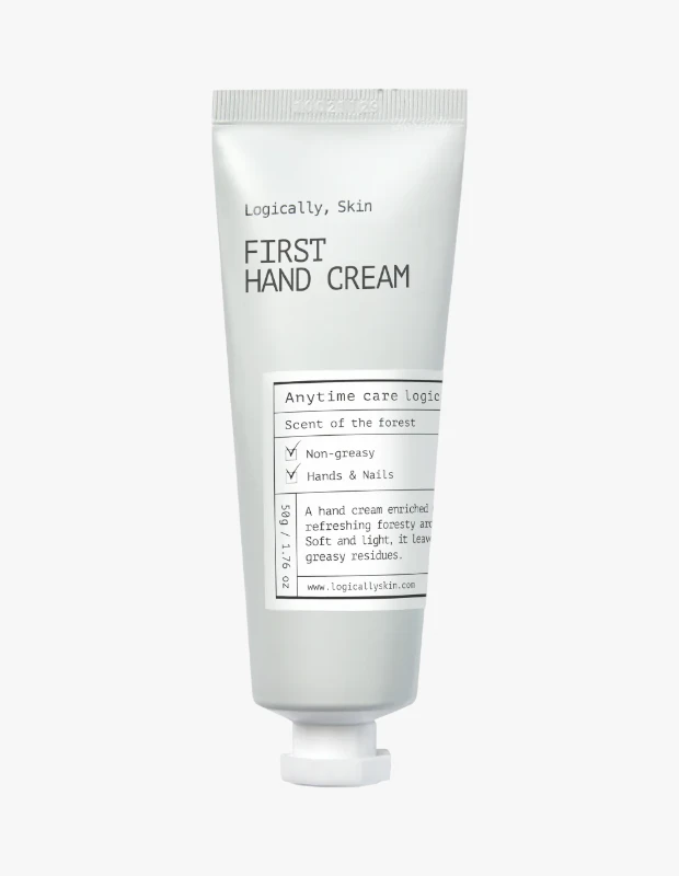 Marka Adı: Logically Skin
Ürün Adı: Logically Skin Unisex First El Kremi
Ürün Cinsiyeti: Unisex
Ürün Tipi: El ve Tırnak Bakım Kremi
Ürün Sezonsallığı: Her Mevsim
Ürün Çeşidi: Nemlendirici ve Besleyici El Kremi
Ürün Özellikleri: Bu 50g / 1.76 oz boyutundaki el kremi, Logically Skin'in patentli Liftderm Kompleksi ve Niasinamid ile zenginleştirilmiş özel bir formüle sahiptir. Eller ve tırnaklar için geliştirilen ürün, hafif ve yağsız dokusu sayesinde ciltte hızla emilir, yapışkan veya yağlı bir kalıntı bırakmaz. Ferahlatıcı orman kokusuyla duyusal bir deneyim sunarken, elleri kusursuz nem ve besinle sararak cilt çizgi oluşumunu geciktirmeye ve pürüzsüz bir görünüm kazandırmaya yardımcı olur. Anytime care logic felsefesiyle her an kullanıma uygundur.
Öne Çıkan Detaylar:
- Patentli Liftderm Kompleksi ve Niasinamid içeren zengin formül.
- Yağsız, hafif dokusuyla hızlı emilim ve ciltte kalıntı bırakmama.
- El ve tırnakları yoğun nem ve besinle destekleyerek çizgi oluşumunu geciktirmeye yardımcı olması.
Kimler Kullanıyor?: Ellerine ve tırnaklarına özen gösteren, yaşlanma belirtilerine karşı proaktif bir bakım arayan, aynı zamanda ürünlerin ciltte yağlı bir his bırakmamasını tercih eden herkes bu kremi günlük rutinine dahil edebilir. Ferahlatıcı orman kokusuyla duyusal bir deneyim arayan ve el bakımında pratikliği ön planda tutan kişiler için idealdir.