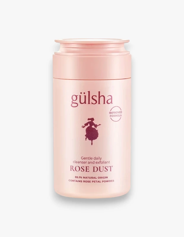 Marka Adı: Gülsha
Ürün Adı: Gülsha Rose Dust Gentle Daily Cleanser and Exfoliant
Ürün Cinsiyeti: Belirtilmemiş
Ürün Tipi: Temizleyici Toz ve Peeling
Ürün Sezonsallığı: Belirtilmemiş
Ürün Çeşidi: Gül Yapraklı Temizleme Tozu
Ürün Özellikleri: Bu ürün, geliştirilmiş formülüyle %95.1 doğal içeriklere sahip, gül yaprağı tozu içeren, günlük kullanıma uygun nazik bir temizleyici ve eksfolyan (peeling) tozdur. Su ile karıştırıldığında oluşan köpükler sayesinde ciltteki günlük kirleri, fazla yağı ve makyaj kalıntılarını etkili bir şekilde çözerek cildi arındırmaya yardımcı olur. Cilt yüzeyindeki ölü hücreleri nazikçe temizleyerek cildin daha pürüzsüz, aydınlık ve yenilenmiş bir görünüm kazanmasını desteklerken, cilt bariyerini korumayı hedefler.
Öne Çıkan Detaylar:
- %95.1 doğal kökenli içeriğe sahiptir.
- Gül yaprağı tozu ile zenginleştirilmiştir.
- Hem nazik bir temizleyici hem de peeling etkisi sunar.
Kimler Kullanıyor?: Bu ürün, cilt bakım rutininde doğallığı, nazik ancak etkili temizliği ve günlük eksfoliasyonu bir arada arayan kişiler için tasarlanmıştır. Cildini günlük kirlerden, fazla yağdan ve ölü hücrelerden arındırarak daha pürüzsüz ve canlı bir görünüme kavuşturmak isteyen, özellikle hassas ciltlerin bile kullanabileceği nazik bir formül tercih edenler için idealdir. Doğal içeriklere öncelik veren ve cilt temizliğini derinlemesine bir bakım adımına dönüştürmek isteyen herkes rahatlıkla tercih edebilir.