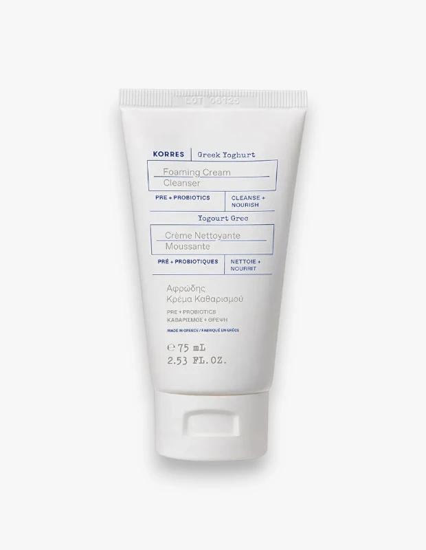 Marka Adı: Korres
Ürün Adı: Korres Unisex Greek Yoghurt Köpüren Krem Temizleyici
Ürün Cinsiyeti: Unisex
Ürün Tipi: Cilt Temizleyici
Ürün Sezonsallığı: Belirtilmemiş
Ürün Çeşidi: Yoğurt Bazlı, Pre ve Probiyotikli
Ürün Özellikleri: Bu Korres Greek Yoghurt Köpüren Krem Temizleyici, 75 ml'lik beyaz ve sade bir tüp ambalajında sunulmaktadır. Yoğurt bazlı köpüren krem formülü sayesinde cildi nazikçe temizlerken, pre ve probiyotiklerle zenginleştirilmiş içeriğiyle cildin doğal nem dengesini desteklemeyi ve temizlik sonrası konforlu bir his bırakmayı amaçlar. Ürün, cildi arındırırken aynı zamanda besleyici bir etki sunar. Yunanistan'da üretilmiştir.
Öne Çıkan Detaylar:
- Pre ve probiyotiklerle zenginleştirilmiş yoğurt bazlı formül
- Cildin nem dengesini korumaya ve konfor hissi sağlamaya yardımcı olur
- Cildi nazikçe temizler ve besler
Kimler Kullanıyor?: Cildini derinlemesine ama nazikçe temizlerken aynı zamanda cilt bariyerini desteklemeye ve nem dengesini korumaya özen gösteren herkes bu ürünü tercih edebilir. Özellikle temizlik sonrası ciltte kuruluk veya gerginlik hissi yaşamak istemeyen, probiyotik içeriklerle cildini dengelemeyi ve daha sağlıklı bir görünüm kazanmayı arzulayan kişiler için idealdir. Günlük cilt bakım rutinine ferahlatıcı ve besleyici bir başlangıç yapmak isteyenler bu köpüren krem temizleyiciyi severek kullanacaktır.