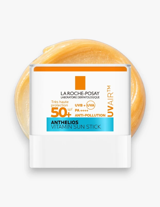 Marka Adı: LA ROCHE-POSAY
Ürün Adı: La Roche Posay New Anthelios UVAIR Vitaminli Güneş Koruyucu Stick SPF 50+
Ürün Cinsiyeti: Belirtilmemiş
Ürün Tipi: Güneş Koruyucu Stick
Ürün Sezonsallığı: Tüm Sezonlar
Ürün Çeşidi: Hassas Ciltler İçin Yüksek Korumalı Güneş Sticki
Ürün Özellikleri: Bu La Roche Posay Anthelios UVAIR Vitaminli Güneş Koruyucu Stick, çok yüksek (Très haute protection) SPF 50+ ve PA++++ koruması ile cildi hem UVB hem de UVA ışınlarına karşı etkili bir şekilde savunur. E vitamini ve Astaxanthin içeriği sayesinde cilt bariyerini destekler ve güçlendirir. Anti-pollution (kirlilik karşıtı) özelliği ile çevresel faktörlere karşı koruma sağlarken, suya ve tere dayanıklı formülü uzun süreli etkinlik sunar. Cilde doğal ışıltılı bir bitiş vererek makyaj üzerine bile kolayca ve pratik bir şekilde uygulanabilir, bu sayede gün içinde güneş korumasını tazelemek için idealdir. Kompakt stick yapısı sayesinde taşıması ve uygulaması oldukça kolaydır.
Öne Çıkan Detaylar:
- SPF 50+ ve PA++++ ile çok yüksek UVA ve UVB koruması sunar
- E vitamini ve Astaxanthin ile zenginleştirilmiş formülü cilt bariyerini destekler
- Suya ve tere dayanıklı yapısıyla aktif kullanım için uygundur
- Makyaj üzerine bile kolayca uygulanabilen pratik stick formdadır
- Çevre kirliliğine karşı koruma sağlayan anti-pollution özelliğine sahiptir
- Cilde doğal ve ışıltılı bir bitiş kazandırır
Kimler Kullanıyor?: Günlük cilt bakım rutininde güneş korumasını ihmal etmeyen, cildini sadece UV ışınlarından değil, aynı zamanda çevresel kirlilikten de korumak isteyen kişiler bu ürünü tercih edebilir. Özellikle hassas cilt yapısına sahip olup, cilt bariyerini destekleyici ve yatıştırıcı etki arayanlar için uygundur. Yoğun tempolu yaşam sürenler veya makyajını bozmadan gün içinde güneş korumasını tazelemek isteyenler için pratik ve hızlı bir çözüm sunar. Terleme veya suya maruz kalma durumlarında bile yüksek korumasını sürdürmeyi arzu eden, doğal ışıltılı bir bitişi seven herkesin kullanımına hitap eder.