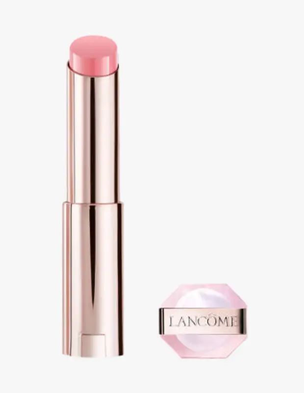 Marka Adı: Lancome
Ürün Adı: Lancome Glowy Lip Balm
Ürün Cinsiyeti: Kadın
Ürün Tipi: Dudak Balmı
Ürün Sezonsallığı: Her Mevsim
Ürün Çeşidi: Parlaklık Veren Renkli Dudak Balmı
Ürün Özellikleri: Bu Lancome Glowy Lip Balm, zarif rose gold tonlarında metalik bir kılıfa sahip olup, açıldığında şeffaf, hafif pembe tonda bir balm formu sunar. Ürün, dudaklara yoğun nem ve bakım sağlarken, aynı zamanda ağırlık yapmayan, doğal ve sağlıklı bir ıslak bitiş ile cam etkisi bir parlaklık kazandırır. Yapışkanlık hissi yaratmadan konforlu bir kullanım sunan bu hibrit formül, dudakların pürüzsüz ve dolgun görünmesine yardımcı olan onarıcı içeriklerle zenginleştirilmiştir. Lüks ve modern tasarımı, onu makyaj çantasının vazgeçilmez bir parçası yapar.
Öne Çıkan Detaylar:
- Dudaklara cam etkisi veren sağlıklı ve ıslak parlaklık
- Yapışkanlık hissi bırakmayan hafif ve konforlu formül
- Lüks bir hisle derinlemesine nemlendirme ve bakım etkisi
Kimler Kullanıyor?: Bu ürün, makyajında doğallıktan ve zarafetten ödün vermeyen, dudaklarına hem bakım yapmak hem de cam gibi parlak, ıslak bir görünüm kazandırmak isteyenler için idealdir. Ağır veya yapışkan dokulardan hoşlanmayan, dudaklarında hafiflik ve konfor arayan, aynı zamanda lüks bir dokunuşla zahmetsiz şıklığı tercih eden kişiler tarafından beğenilecektir. Günlük kullanımda veya özel anlarda dudaklarını beslerken çekici bir ışıltı yakalamak isteyen herkesin favorisi olmaya adaydır.