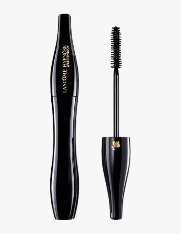 Marka Adı: Lancome
Ürün Adı: Lancome Hypnose Waterproof Maskara
Ürün Cinsiyeti: Kadın
Ürün Tipi: Maskara
Ürün Sezonsallığı: Her Mevsim
Ürün Çeşidi: Suya Dayanıklı Maskara
Ürün Özellikleri: Bu Lancome Hypnose Waterproof Maskara, şık ve kıvrımlı siyah ambalajıyla dikkat çekerken, altın rengi marka adı ve ürün adı detayları lüks bir görünüm sunar. Özel tasarlanmış fırçası sayesinde kirpikleri kökten uca kavrayarak onlara hacim, uzunluk ve belirginlik kazandırır. Suya dayanıklı formülü sayesinde akma, bulaşma ve topaklanma yapmadan gün boyu kalıcı, yoğun siyah ve etkileyici bir kirpik görünümü sağlar.
Öne Çıkan Detaylar:
- Suya dayanıklı formülü ile uzun süreli kalıcılık
- Kirpiklere hacim ve yoğunluk kazandıran özel fırça
- Zarif ve lüks tasarım detaylarına sahip şık ambalaj
Kimler Kullanıyor?: Göz makyajında bakışlarına derinlik katmayı seven, kirpiklerinde hacim ve uzunluk etkisi arayan herkes için idealdir. Özellikle yoğun ve hareketli anlarda dahi makyajının akmasını veya bulaşmasını istemeyen, suya ve neme karşı dayanıklı bir ürün tercih eden kişiler bu maskarayı rahatlıkla kullanabilir. Hem günlük doğal görünümler hem de özel günler için dramatik ve etkileyici bakışlar yaratmak isteyenler için vazgeçilmez bir makyaj ürünüdür.