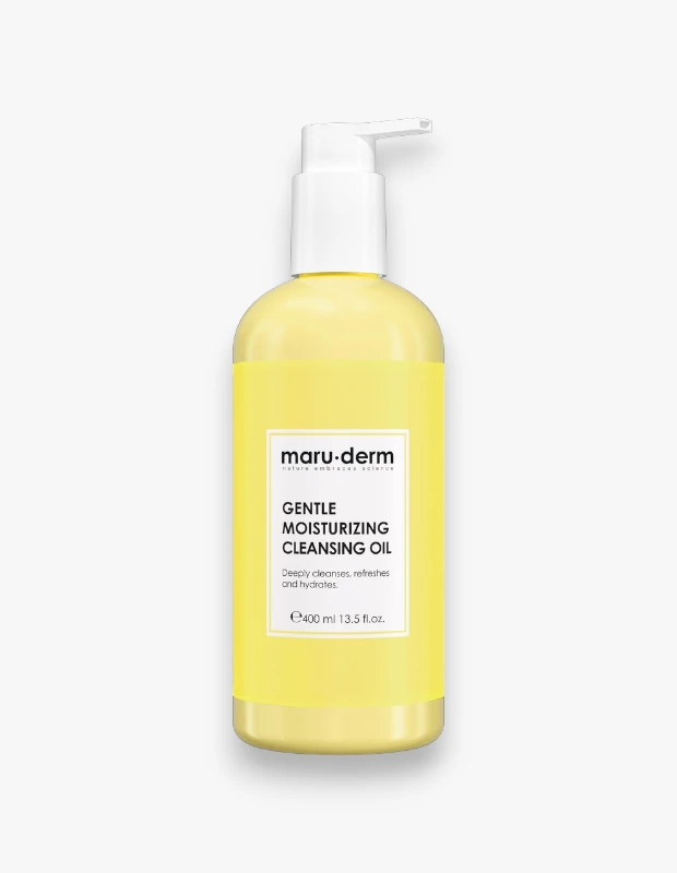 Marka Adı: Maru-Derm
Ürün Adı: Maru-Derm Gentle Moisturizing Cleansing Oil
Ürün Cinsiyeti: Belirtilmemiş
Ürün Tipi: Cilt ve Makyaj Temizleyici Yağ
Ürün Sezonsallığı: Belirtilmemiş
Ürün Çeşidi: Nemlendirici Temizleme Yağı
Ürün Özellikleri: Bu ürün, modern ve minimalist bir tasarıma sahip, şeffaf sarı renkli, 400 ml hacimli bir şişede sunulmaktadır. Beyaz pompa başlığı pratik bir kullanım sağlarken, üzerinde İngilizce olarak Gentle Moisturizing Cleansing Oil ifadesi yer almaktadır. Niasinamid ve Panthenol ile zenginleştirilmiş nazik formülü sayesinde, cildi derinlemesine temizler, ferahlatır ve nemlendirir. Makyajı, güneş kremini ve fazla sebumu etkili bir şekilde arındırırken, cildin doğal nem dengesini korumaya yardımcı olur. Yağ bazlı yapısı sayesinde, cilt bariyerine zarar vermeden inatçı makyajı ve kirleri kolayca çözer.
Öne Çıkan Detaylar:
- Niasinamid ve Panthenol ile zenginleştirilmiş nazik formül
- Makyaj, güneş kremi ve fazla sebumu arındırmaya yardımcı olur
- Cildin nem dengesini korur
Kimler Kullanıyor?: Cilt temizliğini önemseyen, makyaj, güneş kremi veya günlük kirleticilerden cildini arındırmak isteyen herkes için uygundur. Özellikle yağ bazlı temizleyicilerin nazik ama etkili yapısını tercih edenler, cilt bariyerini korurken derinlemesine temizlik arayışında olanlar ve ciltlerinin nemini korumak isteyen kişiler bu ürünü günlük rutinlerine dahil edebilirler.