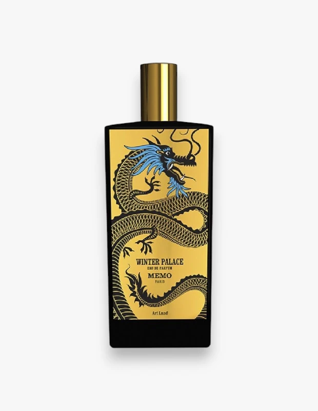 Üzerinde altın rengi bir kapak bulunan siyah, dikdörtgen formdaki Memo Paris Winter Palace Eau de Parfum şişesi, altın renkli etiketi üzerinde başı mavi, detaylı gövdesi siyah renkte işlenmiş görkemli bir ejderha figürüyle dikkat çekiyor.