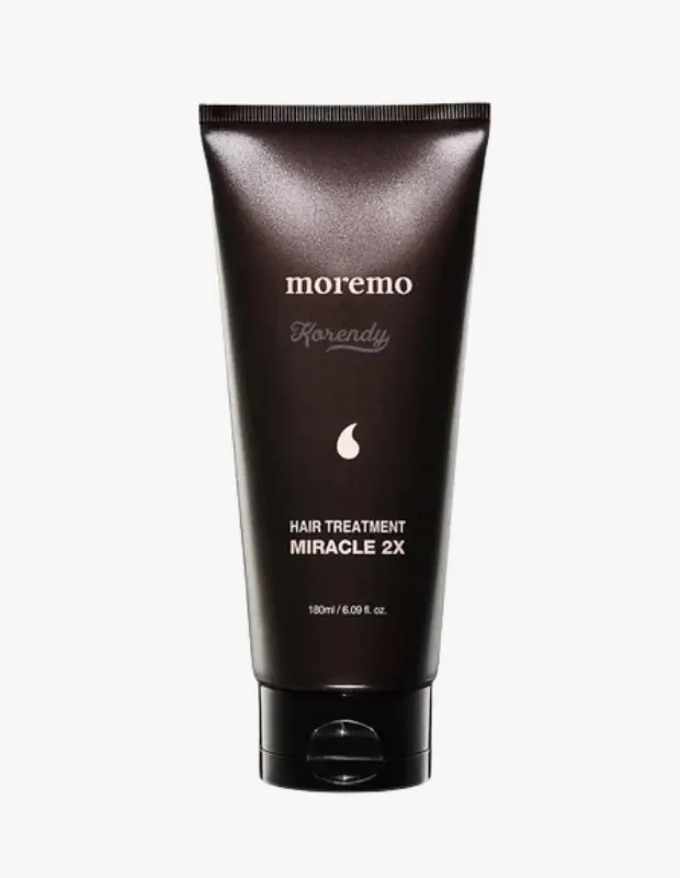 Marka Adı: Moremo
Ürün Adı: Moremo Hair Treatment Miracle 2X Saç Maskesi
Ürün Cinsiyeti: Unisex
Ürün Tipi: Saç Bakım Maskesi
Ürün Sezonsallığı: Belirtilmemiş
Ürün Çeşidi: Yoğun Onarıcı Saç Maskesi
Ürün Özellikleri: Ürün, mat koyu kahverengi veya siyah renkte, şık ve minimalist bir tüp ambalajda sunulmaktadır. Beyaz renkteki Moremo markası ve Korendy logosu ile birlikte Hair Treatment Miracle 2X ürün adı belirgin şekilde yer almaktadır. Pratik açılır kapanır kapak tasarımı kullanım kolaylığı sağlar. 180 ml (6.09 fl. oz.) hacmiyle uzun süreli kullanım imkanı sunan bu saç bakım ürünü, saçlara yoğun bir onarım ve bakım sağlamak üzere formüle edilmiştir. Ambalajın genel tasarımı, ürünün profesyonel ve etkili bir çözüm sunduğunu vurgular.
Öne Çıkan Detaylar:
- Moremo markasına ait yoğun etkili saç bakım ürünü
- 'Miracle 2X' özel formülüyle güçlendirilmiş
- 180 ml kapasiteli pratik tüp ambalaj
Kimler Kullanıyor?: Saçlarına derinlemesine bakım yaparak daha sağlıklı, parlak ve güçlenmiş bir görünüm kazandırmak isteyen herkes için tasarlanmıştır. Saçlarında yıpranma, kuruluk veya matlık gibi sorunlar yaşayan, saç bakım rutinlerine profesyonel ve etkili bir dokunuş katmayı hedefleyen bireylerin tercihidir. Saçlarının canlılığını geri kazanmasını ve yönetilebilir olmasını önemseyen, kaliteli ürün arayışındaki modern kullanıcılar için idealdir.