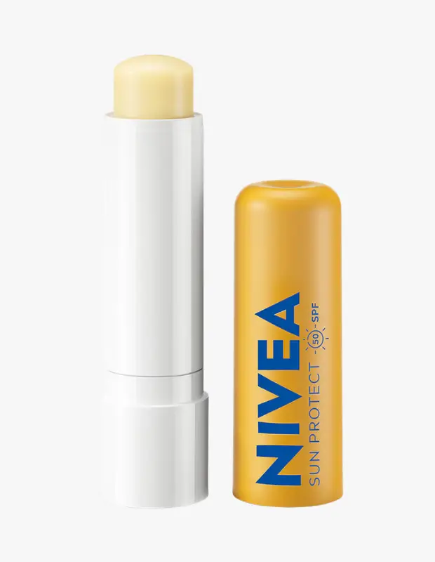 Marka Adı: Nivea
Ürün Adı: Nivea Unisex SPF50+ Sun Protect Dudak Bakım Kremi
Ürün Cinsiyeti: Unisex
Ürün Tipi: Dudak Bakım Kremi
Ürün Sezonsallığı: Dört Mevsim
Ürün Çeşidi: Güneş Korumalı Dudak Balmı
Ürün Özellikleri: Bu Nivea dudak bakım kremi, pratik stick formatında tasarlanmıştır. Yüksek faktörlü SPF 50 güneş koruması sayesinde dudakları UVA ve UVB ışınlarının zararlı etkilerine karşı yoğun bir şekilde korur. Kremsi ve besleyici yapısıyla dudaklarda kuruluk ve çatlamayı önlemeye yardımcı olurken, gün boyu nemli ve pürüzsüz bir his bırakır. Parlak sarı kapağı ve minimalist beyaz gövdesiyle dikkat çeken bu ürün, her an yanınızda taşıyabileceğiniz kullanışlı bir yapıya sahiptir.
Öne Çıkan Detaylar:
- Yüksek SPF 50 güneş koruması sağlar.
- Dudakları kuruluk ve çatlamalara karşı etkili bir şekilde nemlendirir.
- Pratik stick formu sayesinde kolay ve hijyenik uygulama sunar.
Kimler Kullanıyor?: Günlük hayatta dudak sağlığını önemseyen ve onları çevresel faktörlere karşı korumak isteyen herkes bu ürünü tercih edebilir. Özellikle güneşin zararlı ışınlarına maruz kalma ihtimali olan kişiler, yaz-kış demeden dudaklarının nem dengesini korumak ve pürüzsüz bir görünüm elde etmek isteyenler için idealdir. Spor yaparken, seyahat ederken veya günlük koşuşturmaca içinde dudaklarının bakımını ihmal etmek istemeyen herkes bu pratik ürünü çantasına atabilir.
