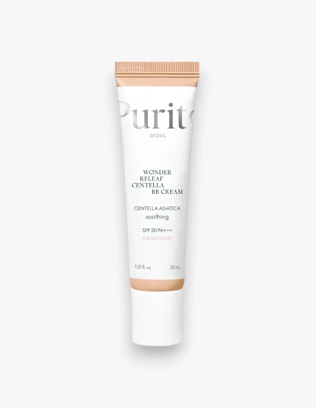 Marka Adı: Purito
Ürün Adı: Purito Wonder Releaf Centella BB Cream SPF30
Ürün Cinsiyeti: Unisex
Ürün Tipi: BB Krem
Ürün Sezonsallığı: Belirtilmemiş
Ürün Çeşidi: Ton Eşitleyici BB Krem, 15 Rose Ivory Ton
Ürün Özellikleri: Purito Wonder Releaf Centella BB Krem, 30 ml (1.01 fl. oz.) ambalajında sunulmaktadır ve SPF 30 PA+++ ile güneş koruması sağlar. Centella Asiatica, niacinamide ve pantenol gibi içeriklerle zenginleştirilmiş formülü sayesinde cildi yatıştırmaya ve beslemeye yardımcı olur. Tek katta yüksek kapatıcılık sunarak gözenek ve lekelerin görünümünü azaltırken, yarı mat bir bitişle doğal ve pürüzsüz bir cilt görünümü yaratır. Ürünün görünen tonu 15 Rose Ivory'dir ve minimalist, şık bir tüp tasarımına sahiptir.
Öne Çıkan Detaylar:
- Centella Asiatica, niacinamide ve pantenol içeriğiyle cildi yatıştırma ve besleme özelliği
- Tek katta yüksek kapatıcılık sağlayan yarı mat bitiş
- Gözenek ve leke görünümünü azaltmaya yardımcı olurken SPF 30 PA+++ ile güneş koruması sunar
Kimler Kullanıyor?: Bu ürün, makyajında doğal, ciltle bütünleşen bir görünüm arayan ve fondötenin ağır hissini tercih etmeyen kişiler için idealdir. Cilt bakım faydalarını kapatıcılıkla birleştiren hibrit ürünleri seven, 'skinimalism' felsefesini benimseyen ve az ürünle etkili sonuçlar elde etmek isteyen herkes kullanabilir. Aynı zamanda, cilt tonu eşitsizliklerini gidermeyi, kusurları gizlemeyi ve güneşten korunmayı önemseyen, cilt dostu içeriklere sahip, Kore menşeli güzellik ürünlerine ilgi duyanlar için de uygun bir seçenektir.