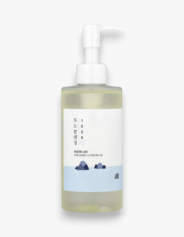 Marka Adı: Round Lab
Ürün Adı: Round Lab 1025 Dokdo Cleansing Oil
Ürün Cinsiyeti: Unisex
Ürün Tipi: Temizleme Yağı
Ürün Sezonsallığı: Belirtilmemiş
Ürün Çeşidi: Yağ Bazlı Temizleyici
Ürün Özellikleri: Bu ürün, şeffaf bir şişe içerisinde, pratik beyaz pompa aplikatörü ile sunulan bir yağ bazlı temizleyicidir. Etiketi, Dokdo serisinin imza minimalist tasarımına sahip olup, deniz ve kayalar figürleriyle süslenmiştir. Ciltteki makyajı, güneş kremini ve gün boyu biriken kirleri cildin doğal lipid bariyerine zarar vermeden nazikçe ve derinlemesine arındırmak üzere tasarlanmıştır. Cildin temizlenirken nem dengesini korumasına yardımcı olur ve sonraki bakım adımları için pürüzsüz bir zemin hazırlar.
Öne Çıkan Detaylar:
- Makyajı, güneş kremini ve günlük kirleri etkili bir şekilde çözer ve temizler.
- Cildin doğal lipid bariyerine saygı duyan nazik bir formüle sahiptir.
- Kullanımı kolay ve hijyenik pompa aplikatörü ile pratik bir deneyim sunar.
Kimler Kullanıyor?: Günlük cilt bakım rutininde derinlemesine ama nazik bir temizlik arayan herkes bu ürünü tercih edebilir. Özellikle çift aşamalı temizliği bakım rutinlerine dahil edenler, cildini kurutmadan ve tahriş etmeden makyajdan ve çevresel kirlerden arındırmak isteyenler ile sağlıklı ve ışıltılı bir cilt görünümüne ulaşmayı hedefleyenler için idealdir.
