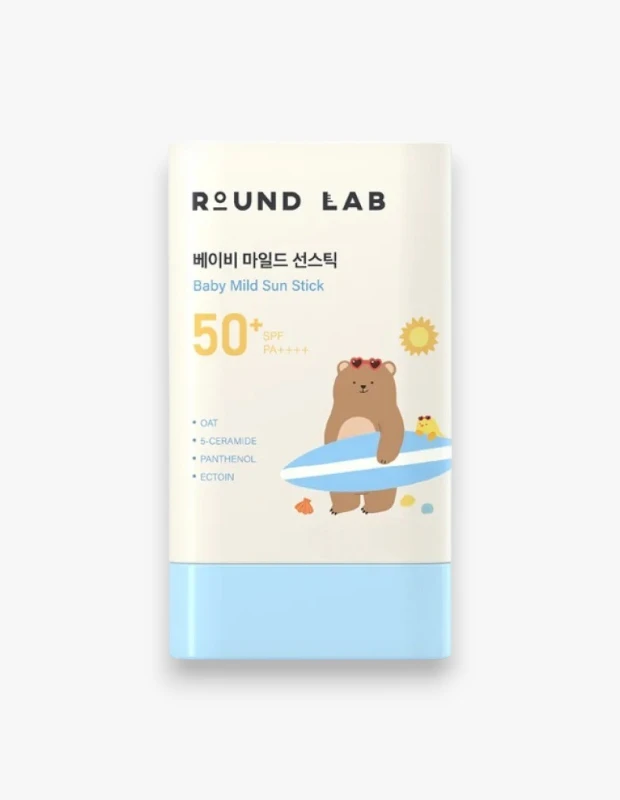 Marka Adı: ROUND LAB
Ürün Adı: Round Lab Baby Mild Sun Stick SPF 50+
Ürün Cinsiyeti: Unisex
Ürün Tipi: Güneş Koruyucu Stick
Ürün Sezonsallığı: Dört Mevsim
Ürün Çeşidi: Fiziksel Güneş Koruyucu, Bebek ve Hassas Ciltler İçin
Ürün Özellikleri: Round Lab Baby Mild Sun Stick, non-nano fiziksel filtreli formülüyle cildi güneşin zararlı ışınlarından SPF 50+ ve PA++++ derecesinde ultra nazik bir şekilde korumayı hedefler. 5 farklı seramid, organik yulaf, Panthenol ve Ectoin gibi bariyer güçlendirici ve yatıştırıcı içeriklerle zenginleştirilmiş yapısı, cildin nem dengesini destekler ve bariyerini güçlendirmeye yardımcı olur. Pratik stick formatı sayesinde kolayca uygulanabilir ve tazeleme imkanı sunar. Ürünün beyaz ve açık mavi renkli ambalajı üzerinde güneş gözlüklü, sörf tahtalı sevimli bir ayı ve ördek figürü ile güneş sembolleri yer alarak neşeli ve aile dostu bir tarz yansıtır.
Öne Çıkan Detaylar:
- Yüksek SPF 50+ PA++++ fiziksel güneş koruması
- 5 Seramid, organik yulaf, Panthenol ve Ectoin içeren ultra nazik formül
- Bebekler ve hassas ciltler dahil tüm aile bireyleri için uygun
Kimler Kullanıyor?: Güneşe karşı hassas cildini nazikçe korumak isteyenler, bebeklerinden yetişkinlere kadar tüm aile bireyleri için uygun, bariyer odaklı bir güneş koruyucu arayanlar bu ürünü tercih edebilir. Özellikle fiziksel filtreleri tercih edenler, gün içinde güneş koruyucusunu pratik bir şekilde tazelemek isteyenler ve içeriğindeki yatıştırıcı ve nemlendirici bileşenlerle cilt bariyerini desteklemeyi önemseyenler için idealdir.