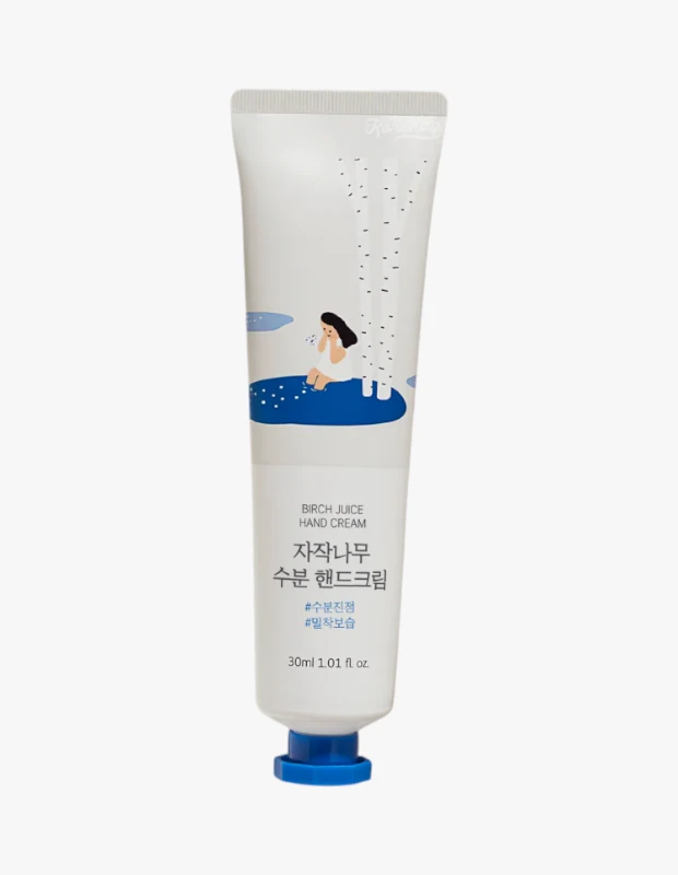 Marka Adı: Round Lab
Ürün Adı: Round Lab Birch Juice Kırışıklık Karşıtı El Kremi
Ürün Cinsiyeti: Unisex
Ürün Tipi: El Kremi
Ürün Sezonsallığı: Tüm Sezonlar
Ürün Çeşidi: Belirtilmemiş
Ürün Özellikleri: Bu el kremi, huş ağacı suyu ve 5 çeşit seramid içeren özel formülüyle elleri derinlemesine besler, pamuksu bir yumuşaklık hissi bırakır ve kuruluk ile çatlama görünümünü azaltmaya yardımcı olur. Cildin doğal bariyerini güçlü tutarken, kırışıklık görünümüne karşı bakım yapar. 30 ml'lik kompakt boyutu sayesinde her an yanınızda taşıyabileceğiniz pratik bir üründür.
Öne Çıkan Detaylar:
- Huş ağacı suyu ve 5 çeşit seramid ile zenginleştirilmiş formül
- Elleri pamuksu bir yumuşaklıkla nemlendirir ve besler
- Kırışıklık görünümünü azaltmaya ve cilt bariyerini güçlendirmeye yardımcı olur
Kimler Kullanıyor?: Günlük yaşamın yıpratıcı etkilerine karşı ellerini korumak, kuruluk ve çatlama sorunlarına karşı etkili bir çözüm arayan herkes bu el kremini tercih edebilir. Ellerdeki yaşlanma belirtilerine karşı bakım yapmak, cildin doğal bariyerini güçlendirmek ve ellerine ipeksi bir yumuşaklık katmak isteyenler için ideal bir seçenektir. Pratik ve etkili bir el bakım ürünü arayışında olan, cildini nemlendirmeyi ve beslemeyi önemseyen herkes tarafından rahatlıkla kullanılabilir.