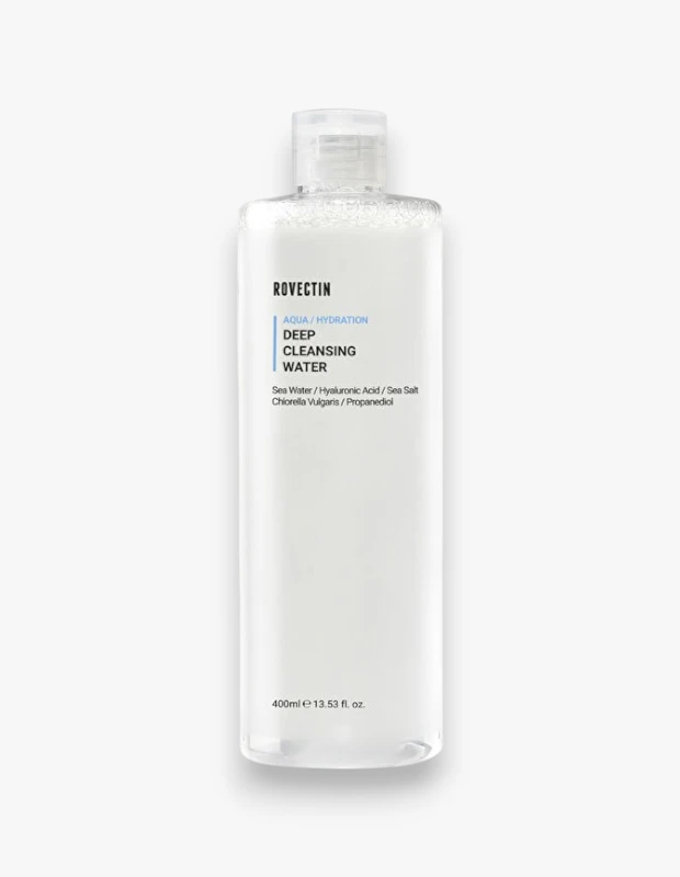 Marka Adı: Rovectin
Ürün Adı: Rovectin Unisex Derin Temizleyici Su
Ürün Cinsiyeti: Unisex
Ürün Tipi: Misel Su
Ürün Sezonsallığı: Tüm Sezonlar
Ürün Çeşidi: Nemlendirici ve Arındırıcı Misel Su
Ürün Özellikleri: Bu ürün, 400 ml hacme sahip, su bazlı ve derinlemesine temizleyici bir misel sudur. Cildi kurutmadan, yatıştırarak ve nemlendirerek derinlemesine arındırmayı hedefler. Özel formülünde deniz suyu, 7 katmanlı hyaluronik asit, deniz tuzu, Chlorella Vulgaris ve propanediol gibi cildin nem dengesini destekleyen ve arındırıcı özelliklere sahip bileşenler bulunur.

Öne Çıkan Detaylar:
- 7 katmanlı hyaluronik asit ve saf deniz kompleksi içeren zengin formül.
- Cildi kurutmadan derinlemesine arındırma, yatıştırma ve nemlendirme sağlar.
- Makyaj, güneş kremi ve kir kalıntılarını nazikçe temizlerken cildin doğal bariyerini korur.

Kimler Kullanıyor?: Cilt bakım rutininde etkili ve nazik bir temizlik deneyimi arayan, özellikle cildini kurutmadan makyajdan ve günlük kirlerden arındırmak isteyen herkes bu ürünü tercih edebilir. Yoğun nemlendirme ve yatıştırma özelliği sayesinde, temizlik sonrası ferah ve dengeli bir his arayan, cilt bariyerini korumaya özen gösteren ve hassas cilt tipine sahip kişiler için de ideal bir seçenektir.