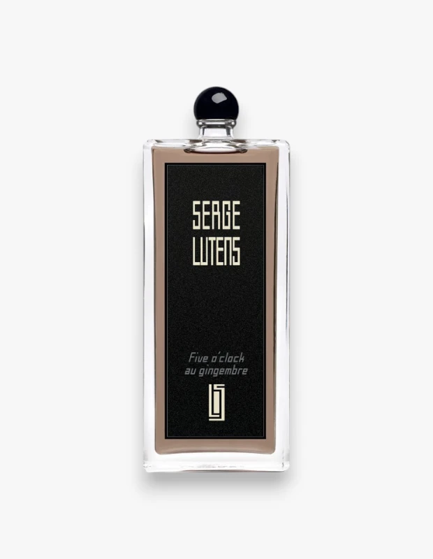 Beyaz bir zeminde, üzerinde SERGE LUTENS ve Five o'clock au gingembre yazıları bulunan siyah etiketli, şeffaf camdan dikdörtgen bir parfüm şişesi görülüyor; şişenin içindeki açık kahverengi sıvı ve parlak siyah küresel kapak ürünün zarif tasarımını vurguluyor.