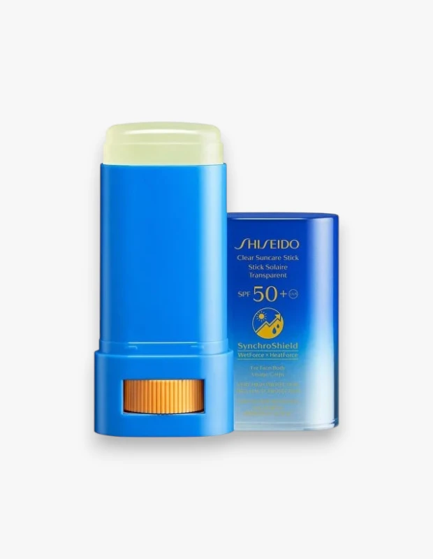 Marka Adı: Shiseido
Ürün Adı: Shiseido Unisex Clear Suncare Stick SPF 50+
Ürün Cinsiyeti: Unisex
Ürün Tipi: Güneş Koruyucu Stick
Ürün Sezonsallığı: Her Mevsim
Ürün Çeşidi: Cilt Bakım Etkili Güneş Koruyucu
Ürün Özellikleri: Bu Shiseido güneş koruyucu stick, göz alıcı mavi ambalajı ve şeffaf yapısıyla kolayca tanınır. Yüz ve vücut için geliştirilen formülü, SPF 50+ yüksek güneş koruması sunarken, %65 oranında cilt bakım içerikleriyle zenginleştirilmiştir. SynchroShield teknolojisi (WetForce x HeatForce) sayesinde su ve ısıyla temas ettiğinde koruyucu etkisi artar, böylece aktif yaşam tarzına sahip kullanıcılar için ideal bir çözüm sunar. Altta bulunan turuncu döner mekanizma, pratik ve hijyenik bir kullanım sağlar.
Öne Çıkan Detaylar:
- Su ve ısı ile temasta koruma etkisini artıran SynchroShield teknolojisi
- Cilt bakımı yapan %65 aktif içerik
- Yüz ve vücut için SPF 50+ yüksek koruma
Kimler Kullanıyor?: Güneş korumasını günlük rutininin ayrılmaz bir parçası olarak gören, hem cilt bakımına özen gösteren hem de pratik çözümler arayan kişiler için idealdir. Özellikle aktif yaşam tarzına sahip olanlar, açık havada vakit geçirenler, spor yapanlar veya makyaj üzerine kolayca tazeleme yapmak isteyenler bu ürünün sunduğu konfor ve etkin korumadan faydalanabilirler. Cildini güneşin zararlı etkilerinden yüksek faktörle korurken aynı zamanda nemlendirip beslemeyi amaçlayan herkesin tercihi olabilir.