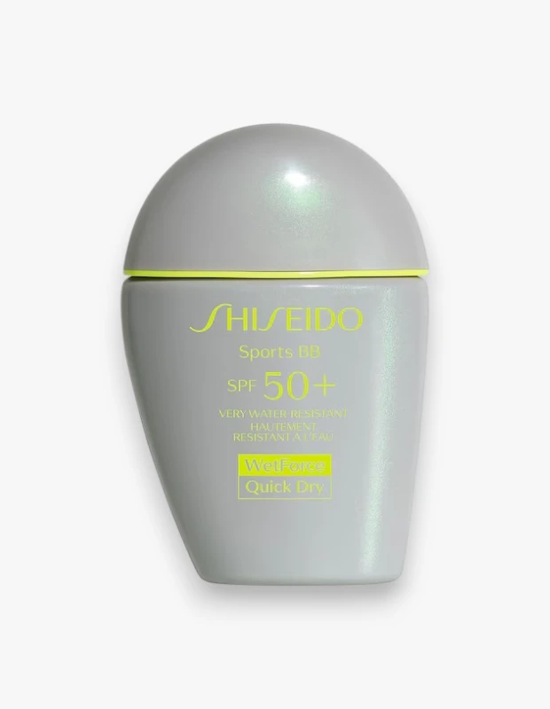 Marka Adı: Shiseido
Ürün Adı: Shiseido Sports BB SPF50+
Ürün Cinsiyeti: Unisex
Ürün Tipi: BB Krem
Ürün Sezonsallığı: Her Mevsim
Ürün Çeşidi: Spor BB Krem, Yüksek Güneş Korumalı, Suya ve Tere Dayanıklı, Doğal Işıltılı
Ürün Özellikleri: Shiseido Sports BB SPF50+, özel WetForce teknolojisi sayesinde terle temas ettiğinde bile güneş korumasını güçlendirerek yoğun spor aktiviteleri sırasında dahi kalıcılığını koruyan, yüksek SPF 50+ güneş korumalı bir BB kremdir. Cilde doğal bir ışıltı vererek eşitlenmiş bir görünüm sağlarken, aynı zamanda çok suya ve tere dayanıklı (very water resistant) ve çabuk kuruyan (quick dry) formülüyle konforlu bir kullanım sunar.
Öne Çıkan Detaylar:
- WetForce teknolojisi ile terle temasta güçlenen güneş koruması
- SPF 50+ ile yüksek seviye UV koruması
- Suya ve tere karşı çok dayanıklı ve çabuk kuruyan formül
Kimler Kullanıyor?: Aktif bir yaşam tarzını benimseyen, spor yaparken veya açık hava etkinliklerinde dahi ciltlerinin doğal ve eşitlenmiş görünümünü korumak isteyen kişiler için idealdir. Yüksek güneş korumasını, suya ve tere dayanıklılığı ile birleştirerek, yoğun fiziksel aktivite sırasında bile cildinin konforunu ve bakımlı duruşunu önemseyenler bu ürünü tercih edebilir. Hafif dokulu, pratik ve etkili bir çözüm arayan herkesin günlük rutininde yer bulabilir.