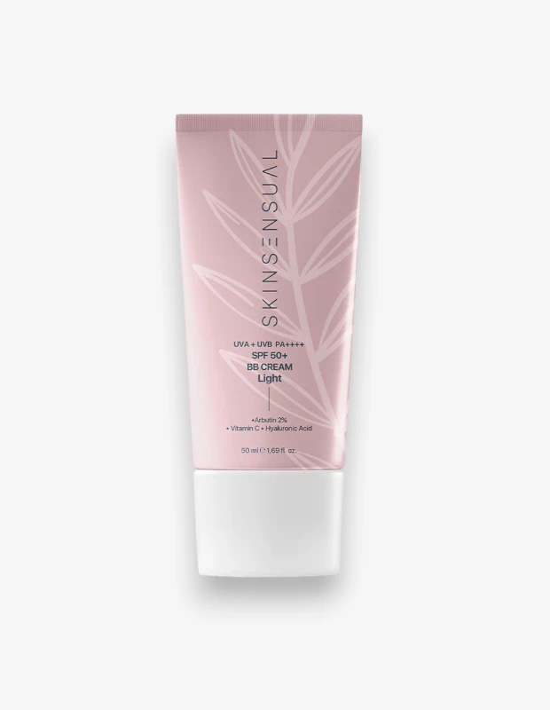 Marka Adı: SKINSENSUAL
Ürün Adı: Skin Sensual SPF 50+ BB Krem Light
Ürün Cinsiyeti: Unisex
Ürün Tipi: BB Krem
Ürün Sezonsallığı: Her Mevsim
Ürün Çeşidi: Yüksek Korumalı, Açık Ton
Ürün Özellikleri: Skin Sensual SPF 50+ BB Krem Light, cildi UVA ve UVB ışınlarına karşı PA++++ dereceli yüksek SPF 50+ korumasıyla savunurken, hafif yapısıyla cilt tonunu eşitlemeye ve aydınlık, doğal bir görünüm kazandırmaya yardımcı olur. Formülü, %2 Arbutin, C Vitamini ve Hyaluronik Asit gibi cildi destekleyen ve besleyen aktif bileşenler içerir. 50 ml'lik tüp ambalajda sunulan bu Light ton BB krem, hem koruma hem de bakım özelliğiyle öne çıkar.
Öne Çıkan Detaylar:
- Yüksek SPF 50+ ve PA++++ dereceli geniş spektrumlu UVA/UVB güneş koruması sağlar.
- Arbutin %2, C Vitamini ve Hyaluronik Asit içeren formülüyle cildi aynı anda besler ve nemlendirir.
- Hafif dokusu sayesinde cilt tonunu nazikçe eşitleyerek doğal, aydınlık ve pürüzsüz bir bitiş sunar.
Kimler Kullanıyor?: Güneşin zararlı etkilerinden korunurken aynı zamanda cilt tonunu eşitleyip doğal ve aydınlık bir görünüm arayan herkes için idealdir. Hafif kapatıcılığı ve bakım yapan içerikleri sayesinde günlük makyaj rutininde pratiklik ve cilt sağlığına önem veren bireylerin tercihi olabilir. Özellikle cildine ekstra nem ve leke karşıtı bakım desteği sunan, her mevsim kullanıma uygun çok yönlü bir ürün arayışında olan kişiler tarafından severek kullanılır.