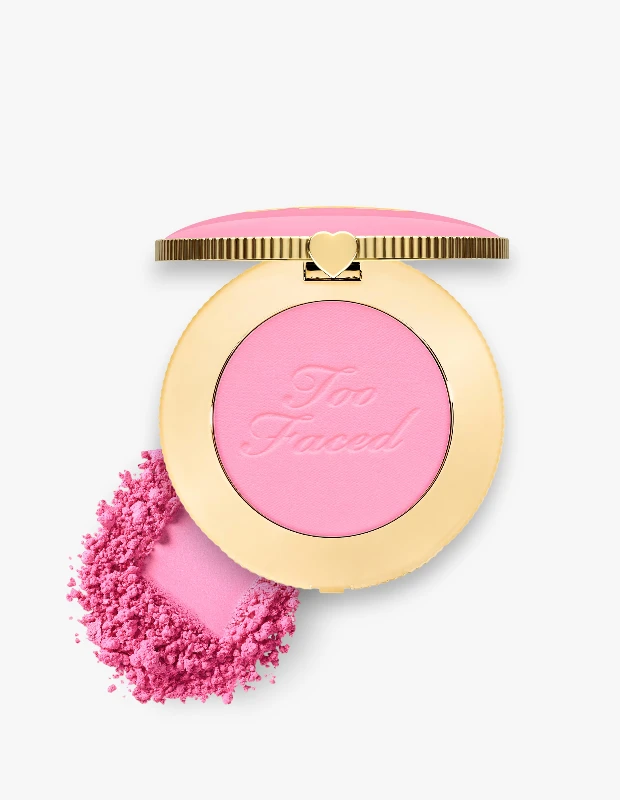 Marka Adı: Too Faced
Ürün Cinsiyeti: Belirtilmemiş
Ürün Tipi: Allık
Ürün Sezonsallığı: Tüm mevsimler
Ürün Çeşidi: Candy Clouds
Ürün Özellikleri: Bu ürün, parlak altın rengi detaylarla süslenmiş, yuvarlak ve kompakt bir ambalaj içinde sunulan toz formda bir allıktır. Açık pembe renkteki allığın yüzeyinde Too Faced marka adı kabartmalı olarak yer alır. Ambalajın kapağı, pembe ve altın rengi çizgili bir tasarıma sahip olup, açma kapama mandalı kalp şeklindedir. Ürün, yere dökülmüş haldeki canlı pembe rengi ve ince toz dokusuyla cilde anında taze ve dinamik bir görünüm kazandırır, gün boyu kalıcı bir etki sunarak ciltle kusursuzca bütünleşir.
Öne Çıkan Detaylar:
- Cilde doğal bir canlılık katan açık pembe renkteki ince yapılı toz formül.
- Altın rengi detaylarla zenginleştirilmiş şık ve yuvarlak kompakt ambalaj.
- Kapağındaki kalp şeklindeki kilit mekanizması ve çizgili tasarım.
Kimler Kullanıyor?: Makyaj rutinlerine taze, genç ve dinamik bir dokunuş katmayı seven kişiler için idealdir. Yüzlerinde sağlıklı bir pembelik ve canlı bir ifade arayan, hem doğal hem de iddialı makyaj stillerine kolayca adapte olabilen bir ürün tercih eden herkes kullanabilir. Şık, feminen ve sevimli ambalaj tasarımlarını takdir eden güzellik tutkunları için vazgeçilmez bir tamamlayıcıdır.
