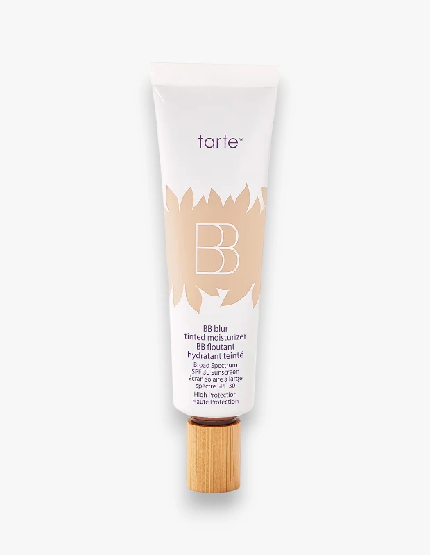 Marka Adı: Tarte
Ürün Adı: Tarte BB Blur Renkli Nemlendirici SPF 30
Ürün Cinsiyeti: Unisex
Ürün Tipi: BB Krem
Ürün Sezonsallığı: Her Mevsim
Ürün Çeşidi: Renkli Nemlendirici Krem
Ürün Özellikleri: Hafif yapısıyla cildi ağırlaştırmayan, geniş spektrumlu SPF 30 güneş koruması içeren renkli bir nemlendiricidir. Ciltteki gözenekleri ve ince çizgileri optik olarak bulanıklaştırmaya yardımcı olurken, doğal mat bir bitiş ve orta kapatıcılık sunar. Yüksek koruma özelliği ile günlük kullanım için idealdir.
Öne Çıkan Detaylar:
- Geniş spektrumlu SPF 30 güneş koruması
- Gözenek ve ince çizgi görünümünü bulanıklaştırma
- Doğal mat bitiş ve orta kapatıcılık
Kimler Kullanıyor?: Doğal ve mat bir makyaj bitişi arayan, cildindeki gözeneklerin ve ince çizgilerin görünümünü bulanıklaştırmak isteyen herkes için uygundur. Özellikle yağlı ve karma cilt tiplerine sahip olup, aynı zamanda SPF 30 güneş korumasıyla ciltlerini dış etkenlere karşı korumayı hedefleyen kişiler tercih edebilir.