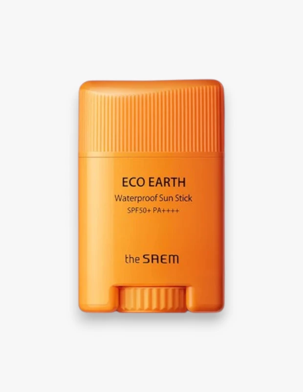 Marka Adı: The Saem
Ürün Adı: The Saem Eco Earth Waterproof Sun Stick SPF 50+
Ürün Cinsiyeti: Unisex
Ürün Tipi: Güneş Koruyucu Stick
Ürün Sezonsallığı: İlkbahar/Yaz
Ürün Çeşidi: Suya Dayanıklı Güneş Koruyucu

Ürün Özellikleri:
Turuncu renkli, kompakt stick formunda sunulan The Saem Eco Earth Waterproof Sun Stick, cildi zararlı UVA ve UVB ışınlarına karşı SPF50+ ve PA++++ derecesiyle yüksek koruma sağlamayı destekler. Suya dayanıklı yapısı sayesinde terleme ve su teması durumunda bile etkisini sürdürmeye yardımcı olur. Tropik bitki özleri ve kimyasal filtreler içeren özel formülü, cildi yağlandırmadan nemlendirir ve yatıştırıcı bir his bırakır. Taşınabilir ve pratik uygulama sunan bu stick, makyajı bozmadan gün içinde güneş korumasını hızlı ve etkili bir şekilde yenilemek için idealdir.

Öne Çıkan Detaylar:
- Yüksek korumalı SPF50+ PA++++ formülü
- Suya dayanıklı yapısıyla aktif kullanıma uygunluk
- Cildi yağlandırmadan nemlendiren ve yatıştıran içerik
- Pratik stick formatıyla kolay ve hızlı uygulama

Kimler Kullanıyor?:
Güneşin zararlı etkilerinden korunurken pratiklikten ve kolaylıktan ödün vermek istemeyen herkes bu ürünü tercih edebilir. Aktif bir yaşam tarzına sahip olanlar, spor yaparken veya su aktiviteleri sırasında etkili koruma arayanlar için idealdir. Özellikle makyajını bozmadan gün içinde güneş koruyucusunu tazelemek isteyenler, ürünün kompakt yapısı sayesinde çantalarında kolayca taşıyarak ihtiyaç duydukları her an hızlıca uygulayabilirler. Cildini nemlendirme ve yatıştırma özellikleriyle desteklerken, yağlı his bırakmayan bir koruma bekleyenler için uygun bir çözümdür.