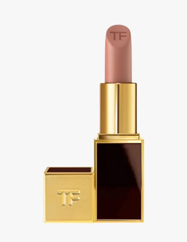 Marka Adı: Tom Ford
Ürün Adı: Tom Ford Kadın Ruj Sable Smoke
Ürün Cinsiyeti: Kadın
Ürün Tipi: Ruj
Ürün Sezonsallığı: Belirtilmemiş
Ürün Çeşidi: Kremsi Ruj
Ürün Özellikleri: Tom Ford markasına ait, Sable Smoke adı verilen nötr kahve alt tonlu, kremsi yapıda bir dudak ürünüdür. Ürün, altın rengi metal ve parlak koyu kahverengi/siyah kare formundaki lüks ambalajında sunulur. Hem rujun üzerinde hem de kapağında yer alan kabartma TF logosu, markanın imzasını taşır ve tasarıma zarif bir dokunuş katar. Dudaklara pürüzsüz bir uygulama ve doğal, sofistike bir görünüm sağlar.
Öne Çıkan Detaylar:
- Lüks Tom Ford tasarımı ve markasının imzası (TF logosu)
- Sable Smoke rengi ile nötr ve zamansız dudak görünümü
- Şık, altın ve koyu renkli kare ambalaj
Kimler Kullanıyor?: Hollywood Glam estetiğini benimseyen, 90'lar esintili kahve ve nude tonlarla dudaklarında güçlü ve kararlı bir ifade yaratmak isteyenler bu ruju tercih edebilir. Lüks dokunuşları ve zamansız şıklığı seven, günlük kullanımda doğal ama sofistike bir duruş sergilemek isteyen kişiler için idealdir. Makyajında belirgin ama abartısız bir vurgu arayan ve kişisel stilini kozmetik tercihleriyle yansıtmayı seven herkesin favorisi olabilir.