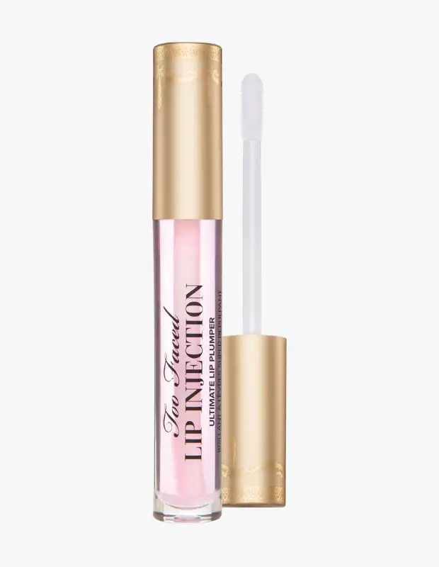 Marka Adı: Too Faced
Ürün Adı: Too Faced Kadın Lip Injection Dolgunlaştırıcı Dudak Parlatıcısı
Ürün Cinsiyeti: Kadın
Ürün Tipi: Dudak Parlatıcısı
Ürün Sezonsallığı: Her Mevsim
Ürün Çeşidi: Dolgunlaştırıcı
Ürün Özellikleri: Too Faced Lip Injection Dolgunlaştırıcı Dudak Parlatıcısı, dudaklara anında hacimli ve dolgun bir görünüm kazandırmak için özel olarak formüle edilmiştir. Genellikle zencefil, acı biber özü veya nane türevleri gibi bileşenlerle dudakları fiziksel olarak uyarırken, A ve E vitaminleri ile deniz kökenli nemlendirici küreler sayesinde derinlemesine bakım yapar. Şeffaf veya hafif pembe tonlu, yüksek parlaklık sağlayan yapısıyla dudaklara cam gibi ıslak ve ışıltılı bir bitiş sunar. Altın renkli şık ambalajı ve pratik aplikatörü ile kolayca uygulanabilir, dudakta hafif bir karıncalanma hissi bırakarak dolgunluk etkisini gösterir.
Öne Çıkan Detaylar:
- Anında ve gözle görülür dolgunlaştırıcı etki.
- A ve E vitaminleri ile zenginleştirilmiş besleyici formül.
- Dudaklara kristal parlaklığında, ıslak görünümlü bir bitiş sağlar.
Kimler Kullanıyor?: Makyajında dramatik bir dokunuş arayan, dudaklarına anında gözle görülür dolgunluk ve hacim kazandırmak isteyen kişiler için idealdir. Parlak ve ıslak bitişli dudak görünümünü seven, aynı zamanda dudaklarına bakım yapmayı önemseyen, modern ve etkileyici bir stil benimseyen kullanıcılar bu ürünü tercih eder. Özellikle özel günler veya dikkat çekici bir makyaj görünümü yaratmak isteyenler için vazgeçilmez bir tamamlayıcıdır.