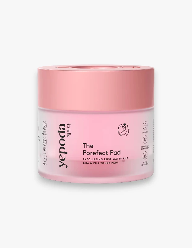 Marka Adı: Yepoda
Ürün Adı: Yepoda The Porefect Pad Canlandırıcı Gül Suyu, AHA, BHA ve PHA Peeling Pedleri
Ürün Cinsiyeti: Unisex
Ürün Tipi: Cilt Bakımı
Ürün Sezonsallığı: Belirtilmemiş
Ürün Çeşidi: Peeling Etkili Tonik Pedleri
Ürün Özellikleri: Yepoda The Porefect Pad, gül suyu, AHA, BHA ve PHA gibi güçlü aktif bileşenlerle formüle edilmiş, canlandırıcı ve peeling etkili tonik pedleridir. Kore'de üretilen bu dokulu pedler, hem kimyasal hem de hafif fiziksel eksfoliasyon sağlayarak cilt yüzeyindeki ölü hücreleri nazikçe arındırır. Gözeneklerin derinlemesine temizlenmesine, cilt dokusunun pürüzsüzleşmesine ve daha homojen bir görünüm kazanmasına yardımcı olurken, cilde nemli ve taze bir bitiş kazandırır. Sabah ve akşam rutinlerinde kullanıma uygun olup, cilt yenilenmesini destekler ve sıkılaştırıcı etki sunar.
Öne Çıkan Detaylar:
- AHA, BHA, PHA ve Gül Suyu İçeren Etkin Formül
- Gözenekleri Derinlemesine Arındıran ve Cilt Dokusunu Pürüzsüzleştiren Pedler
- Cilt Yenilenmesini Destekleyen ve Nemli Bitiş Sağlayan Kore Ürünü
Kimler Kullanıyor?: Cilt dokusunda pürüzsüzlük ve homojenlik arayanlar, gözenek görünümünden veya siyah noktalardan şikayetçi olanlar bu pedleri rutinlerine dahil edebilir. Kimyasal ve hafif fiziksel peelingin bir arada sunduğu pratik ve etkili arındırma deneyimini tercih edenler için idealdir. Ciltlerinin daha canlı, yenilenmiş ve nemli bir görünüme kavuşmasını isteyen herkes tarafından kullanılabilir.