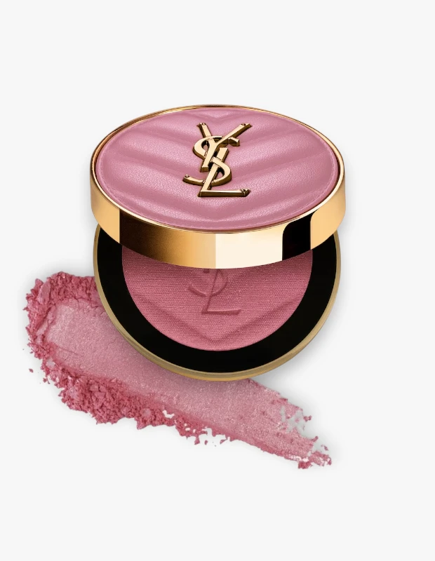 Marka Adı: Yves Saint Laurent
Ürün Cinsiyeti: Belirtilmemiş
Ürün Tipi: Allık
Ürün Sezonsallığı: Tüm Sezonlar
Ürün Çeşidi: Pudra allık
Ürün Özellikleri: Bu Yves Saint Laurent pudra allık, lüks altın rengi detaylara sahip yuvarlak kompakt ambalajıyla öne çıkar. Kapağında YSL monogramı ve kapitone benzeri bir doku bulunurken, allığın yüzeyinde de belirgin bir YSL logosu kabartması mevcuttur. Nude Lavalliere olarak adlandırılan yumuşak pembe tonu, ciltte hafif ışıltılı ve yarı mat bir bitiş sunarak doğal bir canlılık ve aydınlık sağlar. İnce yapılı dokusu sayesinde kolayca dağılır ve ciltle kusursuzca bütünleşir, modern ve zarif bir makyaj stili yaratır.
Öne Çıkan Detaylar:
- Lüks altın rengi çerçeveli ve YSL monogramlı, kapitone görünümlü özel tasarım ambalaj.
- Allık yüzeyinde kabartma YSL logosu detayı.
- Cilde doğal bir ışıltı ve aydınlık katan, kolayca dağılabilen, yumuşak pembe ton.
Kimler Kullanıyor?: Makyaj koleksiyonuna lüks ve prestijli bir dokunuş eklemek isteyen, sofistike ve modern bir görünüm arayışında olan bireyler bu allığı tercih edebilir. Doğal güzelliğini zarif bir pembe tonuyla vurgulamak, cilt tonuna anında canlılık ve ferahlık katmak isteyenler için idealdir. Günlük kullanımda hafif ve aydınlık bir dokunuş, özel anlarda ise daha belirgin ama yine de doğal duran bir etki yaratmayı amaçlayan herkesin beğenisini kazanacaktır.