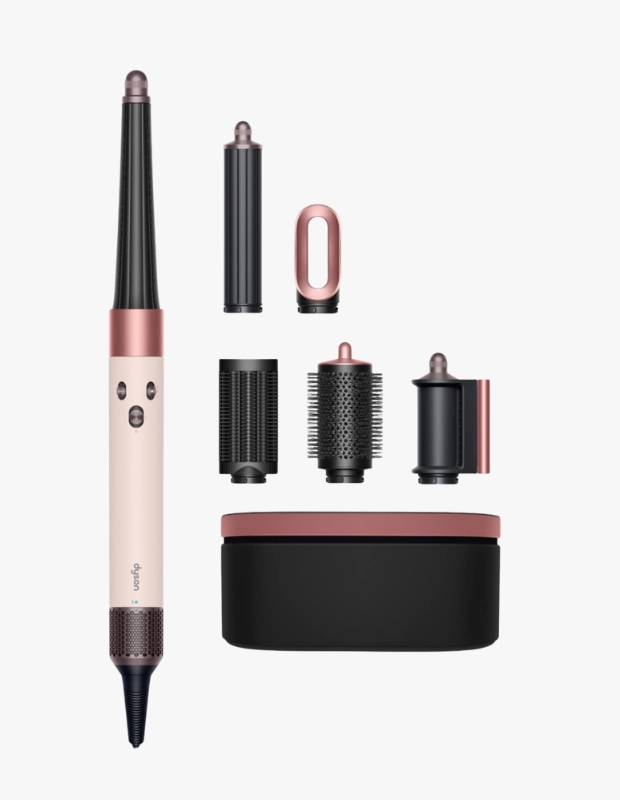 Anneler Günü hediye önerileri arasında öne çıkan, bej pembe ve rose gold detaylara sahip mat siyah kutusunda sergilenen Dyson çoklu saç şekillendirici; dalgalandırma, düzleştirme ve hacim verme imkanı sunan çeşitli başlıklarıyla güzelliğine ve kişisel bakımına düşkün anneler için ideal bir seçenek sunuyor.