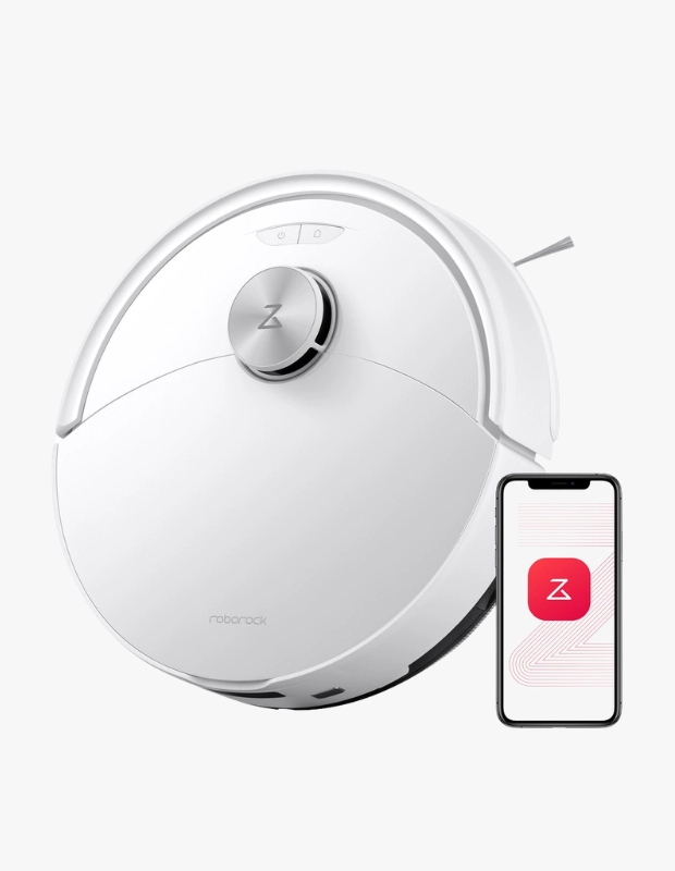 Beyaz renkli, yuvarlak Roborock robot süpürge ve üzerinde markanın uygulaması açık olan bir akıllı telefon, Anneler Günü hediye önerileri arasında teknolojiyle hayatını kolaylaştıran anneler için pratik ve modern bir hediye alternatifi sunuyor.