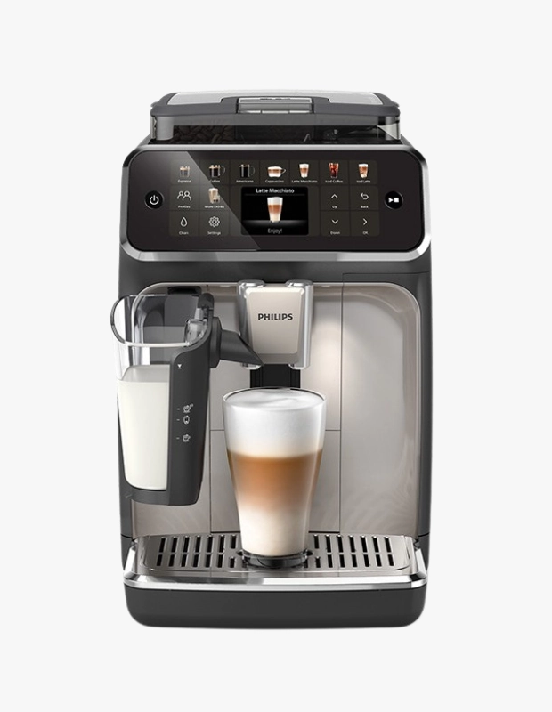 Siyah ve gümüş renkli, modern tasarımlı Philips tam otomatik kahve makinesi, süt haznesinden bardağa katmanlı bir latte macchiato doldururken ekranında da aynı içeceği gösteriyor; evde konforu önemseyen anneler için harika bir Anneler Günü hediye önerisi.