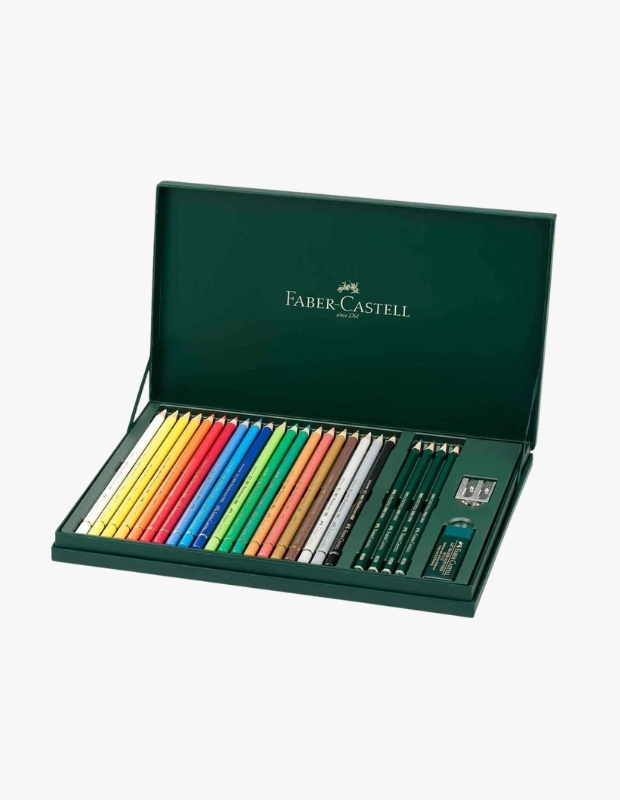 Anneler Günü için yaratıcılıklarını beslemeyi seven annelere özel, Faber-Castell markalı koyu yeşil kutusunda sıralı halde duran çeşitli renklerde boya ve kurşun kalemler, kalemtıraş ve silgi içeren ilham veren bir sanat hediye seti.