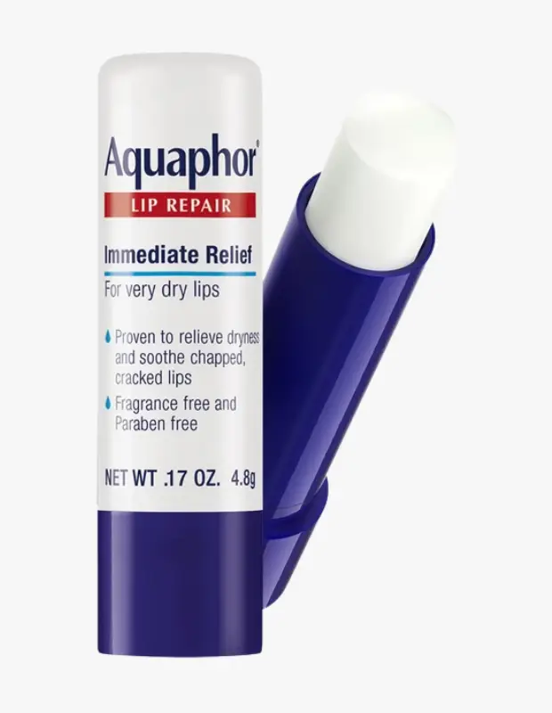 Marka Adı: Aquaphor
Ürün Adı: Aquaphor Unisex Lip Repair Immediate Relief Dudak Balmı
Ürün Cinsiyeti: Unisex
Ürün Tipi: Dudak Balmı
Ürün Sezonsallığı: Her Mevsim
Ürün Çeşidi: Onarıcı Dudak Balmı
Ürün Özellikleri: Aquaphor Lip Repair Immediate Relief Dudak Balmı, özellikle çok kuru, çatlamış ve yıpranmış dudaklar için özel olarak formüle edilmiş, anında rahatlama ve yoğun onarım sunan bir üründür. 4.8 gramlık pratik stick ambalajı ile kolayca uygulanabilir. Parfümsüz ve parabensiz içeriği sayesinde hassas ciltler için güvenle kullanılabilir, tahriş riskini minimize eder. Klinik olarak dudaklardaki kuruluğu giderdiği ve çatlakları yatıştırdığı kanıtlanmıştır. Nemi dudaklara hapsederek doğal bariyerin güçlenmesine yardımcı olur ve gün boyu süren pürüzsüz, yumuşak bir his bırakır. Renksiz ve kokusuz yapısıyla şeffaf bir görünüm sunar.
Öne Çıkan Detaylar:
- Çok kuru ve çatlamış dudaklar için anında rahatlama ve yoğun onarım sağlar.
- Parfümsüz ve parabensiz içeriğiyle hassas ciltler için uygundur.
- Dudaklardaki kuruluğu giderir ve çatlakları yatıştırır.
- Pratik stick formu sayesinde kolay ve hijyenik uygulama imkanı sunar.
Kimler Kullanıyor?: Dudaklarında aşırı kuruluk, çatlama veya yıpranma gibi sorunlar yaşayan, hızlı ve etkili bir onarım arayışında olan herkes bu dudak balmını tercih edebilir. Özellikle hassas cilt yapısına sahip olup parfümsüz ve parabensiz ürünleri tercih edenler, günlük dudak bakım rutinine yoğun nem ve koruma katmak isteyenler için uygundur. Hava değişimleri, güneş veya diğer çevresel etkenler nedeniyle dudak bariyeri zayıflamış kişilerin kullanımına idealdir.
