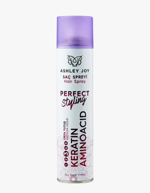 Marka Adı: Ashley Joy
Ürün Adı: Ashley Joy Perfect Styling Şekillendirici Saç Spreyi
Ürün Cinsiyeti: Unisex
Ürün Tipi: Saç Şekillendirici Sprey
Ürün Sezonsallığı: Belirtilmemiş
Ürün Çeşidi: Orta Tutuşlu Saç Spreyi
Ürün Özellikleri: Ashley Joy Perfect Styling Şekillendirici Saç Spreyi, tüm saç tipleri için uygun olarak geliştirilmiş bir formüle sahiptir. Keratin Aminoasit içeriği ile saçları beslerken, saçlara orta düzeyde tutuş (2/5) sağlayarak mükemmel şekillendirme ve kalıcı bir stil sunar. Şık beyaz şişesi ve mor şeffaf kapağı ile pratik bir kullanıma sahiptir.
Öne Çıkan Detaylar:
- Saç sağlığını destekleyen Keratin Aminoasit içeriği bulunur.
- Saçlara orta seviyede doğal ve kalıcı tutuş sağlar.
- Tüm saç tiplerine uygun özel formüle sahiptir.
Kimler Kullanıyor?: Saçlarına hem bakım yapmak hem de orta derecede bir tutuşla dilediği şekli vermek isteyen herkes bu spreyi kullanabilir. Saçlarının sağlıklı uzamasını önemseyen, aynı zamanda günlük veya özel günler için saç modellerini uzun süre korumak isteyen kullanıcılar için ideal bir üründür. Her saç tipine uyum sağlayan yapısıyla geniş bir kitlenin beklentilerini karşılar.