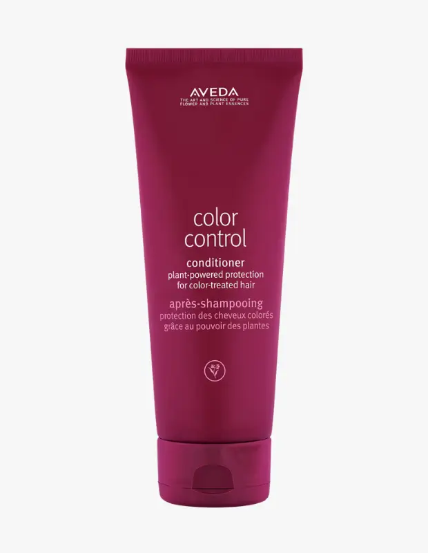 Marka Adı: Aveda
Ürün Cinsiyeti: Belirtilmemiş
Ürün Tipi: Saç Kremi
Ürün Sezonsallığı: Belirtilmemiş
Ürün Çeşidi: Boyalı Saçlar İçin
Ürün Özellikleri: Bu ürün, boyalı saçlar için özel olarak formüle edilmiş, bitki gücüyle renk koruması sağlayan bir saç kremidir. Aveda markasının saf çiçek ve bitki özleri sanatı ve bilimi anlayışını yansıtan formülüyle dikkat çeker. Koyu bordo-pembe renkte, pratik ve minimalist tasarımlı bir sıkma tüpü ambalajında sunulmuştur. Ürünün amacı, boyalı saçların rengini kontrol altında tutarak canlılığını ve parlaklığını uzun süre muhafaza etmektir.
Öne Çıkan Detaylar:
- Boyalı saçlar için özel renk koruma özelliği sunar.
- Bitki bazlı içeriklerle zenginleştirilmiş formüle sahiptir.
- Ergonomik ve koyu bordo-pembe renkte sıkma tüpü ambalajıyla kullanım kolaylığı sağlar.
Kimler Kullanıyor?: Saçlarını düzenli olarak boyatan ve renginin solmasını, matlaşmasını engellemeyi arzulayan kişiler bu ürünü günlük bakım rutinlerine dahil edebilir. Bitkisel bazlı ve doğaya saygılı ürünleri tercih eden, saç renginin canlılığını korurken aynı zamanda saçlarına nazik bir bakım sunmak isteyen herkes için idealdir.