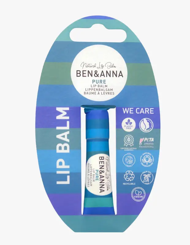 Marka Adı: BEN & ANNA
Ürün Adı: BEN & ANNA Natural Lip Balm Pure
Ürün Cinsiyeti: Belirtilmemiş
Ürün Tipi: Dudak Balmı
Ürün Sezonsallığı: Dört Mevsim
Ürün Çeşidi: Doğal, Saf Nemlendirici Dudak Balmı
Ürün Özellikleri: Bu BEN & ANNA Natural Lip Balm Pure, dudakları derinlemesine nemlendirmek ve korumak için özel olarak formüle edilmiştir. Ürün, PETA onaylı vegan bir formüle sahiptir ve hayvanlar üzerinde test edilmemiştir. Palmiye yağı ve sentetik koku içermeyen saf içeriği sayesinde hassas dudaklar için idealdir. Doğal kozmetik sertifikasına sahip olup, çevre dostu bir yaklaşımla üretilmiştir. Geri dönüştürülebilir ambalajı çevre bilincine katkıda bulunurken, zengin içeriğindeki besleyici katı yağlar, (Shea ve Kakao yağı gibi) dudak derisinin esnekliğini artırır ve uzun süreli rahatlama sağlar.
Öne Çıkan Detaylar:
- Vegan ve PETA onaylı, hayvanlar üzerinde test edilmemiştir.
- Palmiye yağı ve sentetik koku içermeyen saf formül.
- Doğal kozmetik sertifikalı ve geri dönüştürülebilir ambalaj.
Kimler Kullanıyor?: Doğal ve temiz içerikli ürünleri tercih eden, dudak bakım rutinlerinde sadeliği ve etkinliği arayan herkes için idealdir. Özellikle hassas dudaklara sahip olanlar, alerjiye yatkın bünyeler ve çocukları için güvenli, nazik ve besleyici bir çözüm arayan bilinçli tüketiciler bu ürünü rahatlıkla kullanabilir.