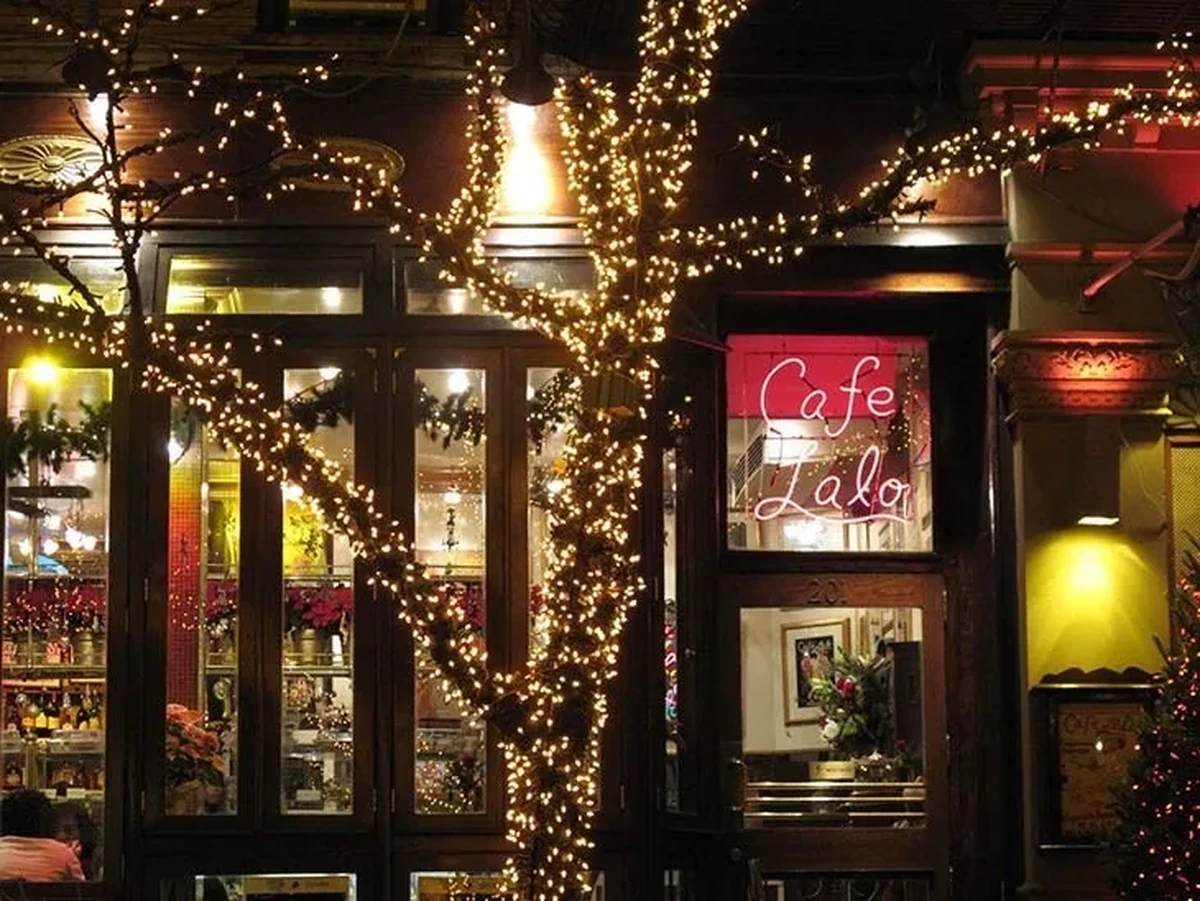 New York’taki ünlü film mekânlarından Café Lalo’nun dış cephesi, kış gecesinde ışıl ışıl parlayan ağaç süslemeleri, içindeki sıcak ambiyansı ve romantik neon tabelasıyla filmlerde geçen ünlü restoranlar listesine yakışan büyüleyici bir cazibeye sahip.