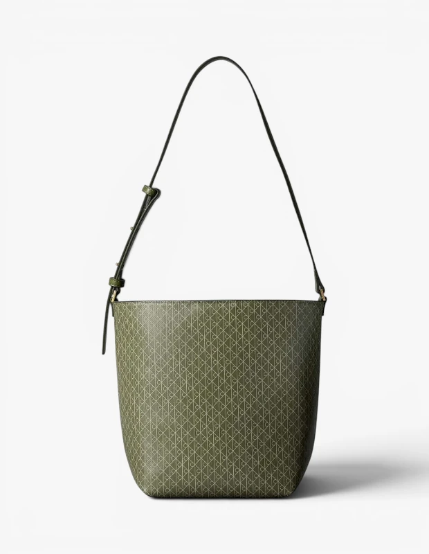 Marka Adı: Calvin Klein
Ürün Adı: Calvin Klein Kadın Monogram Desenli Hobo Çanta
Ürün Cinsiyeti: Kadın
Ürün Tipi: Hobo Çanta
Ürün Sezonsallığı: Belirtilmemiş
Ürün Çeşidi: Belirtilmemiş
Ürün Özellikleri: Zeytin yeşili tonlarında, tüm yüzeyini kaplayan zarif monogram desenine sahip bu modern hobo çanta, deri görünümlü kaliteli suni deri malzemeden üretilmiştir. Kavisli ve yumuşak hatlara sahip alt tabanıyla dikkat çeken tasarımı, çantaya zarif ve rahat bir silüet kazandırır. İnce yapılı ve ayarlanabilir omuz askısı sayesinde kişiselleştirilebilir bir kullanım sunar. Geniş ana bölmesi, günlük temel eşyalarınızı rahatça taşıyabilmeniz için yeterli alan sağlar.
Öne Çıkan Detaylar:
- Çantanın tüm yüzeyini kaplayan ikonik monogram deseni
- Kavisli ve modern hobo silüeti
- Ayarlanabilir omuz askısı ile kişiselleştirilebilir kullanım
Kimler Kullanıyor?: Günlük stilinde fonksiyonellik ve modern şıklığı bir arada arayan, aksesuarlarında incelikli detaylara ve markanın zamansız estetiğine değer veren kişiler bu çantayı tercih edebilir. Rahatlığı ön planda tutarken stilinden ödün vermek istemeyen, minimalist ancak karakter sahibi parçalarla kombinlerini tamamlamayı sevenler için ideal bir seçenektir. Zeytin yeşili rengi sayesinde farklı renk paletleriyle uyum sağlayarak çok yönlü bir kullanım sunar.
