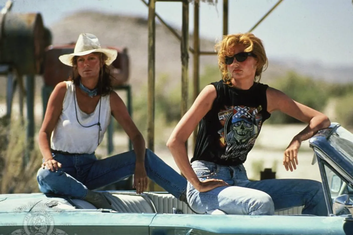 Film tarihinin ikonik yapımlarından Thelma ve Louise’in çöl sıcağında üstü açık arabalarında özgürlük ve macera ruhunu yansıtan bu sahnesi, Cannes Film Festivali 2026 resmi afişine ilham veren güçlü kadın karakterlere ve sinematik mirasa bir gönderme yapıyor.
