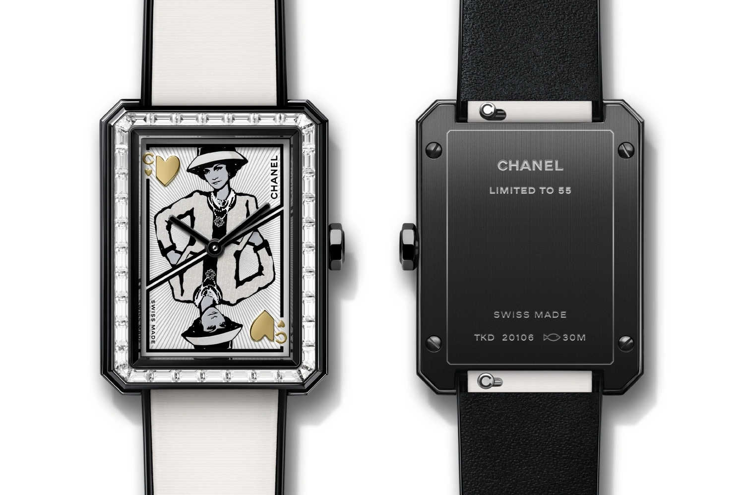 Bu dikkat çekici Chanel Boyfriend saat, kadranında pırlanta çerçeveli siyah dikdörtgen kasası içinde, Coco Chanel'in iskambil kartı temalı, altın kalpli bir illüstrasyonunu barındırırken, arka kapağında ise LIMITED TO 55 ibaresiyle Coco Game Koleksiyonu'na ait sınırlı üretim olduğunu vurguluyor.