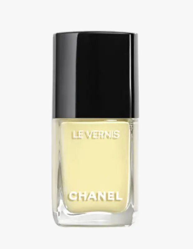 Marka Adı: Chanel
Ürün Adı: Chanel Kadın Le Vernis Oje 129 Ovni
Ürün Cinsiyeti: Kadın
Ürün Tipi: Oje
Ürün Sezonsallığı: İlkbahar/Yaz
Ürün Çeşidi: Klasik Oje
Ürün Özellikleri: Bu Chanel Le Vernis oje, zarif ve modern tasarıma sahip cam şişesinde sunulur ve lüks bir güzellik deneyimi vadeder. Tereyağı sarısı tonundaki 129 Ovni rengi, tırnaklara çağdaş ve sofistike bir dokunuş katarken, ilkbahar/yaz sezonunun öne çıkan trend renk paletine mükemmel uyum sağlar. Kolay sürülebilir formülü sayesinde tırnaklarda pürüzsüz ve parlak bir bitiş bırakır, bakımlı ve zarif bir görünüm sunar.
Öne Çıkan Detaylar:
- İlkbahar/yaz sezonunun trend renklerinden biri olan 129 Ovni (tereyağı sarısı) tonu
- Lüks ve kalitesiyle tanınan Chanel markasının ikonik Le Vernis serisine ait
- Tırnaklara pürüzsüz ve parlak bir bitiş sağlayan kolay uygulanabilir formül
Kimler Kullanıyor?: Güzellik rutinlerinde kaliteye ve zamansız şıklığa önem verenler, sezonun trendlerini takip ederek stilini detaylarda yansıtmayı sevenler için idealdir. Hem günlük kombinlerinde hem de özel günlerde tırnaklarında modern ve sofistike bir dokunuş arayan, bakımlı ellere özen gösteren herkes bu ojeyi tercih edebilir.