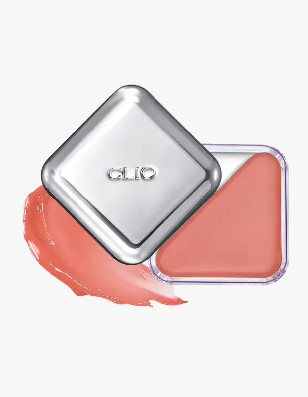 Marka Adı: CLIO
Ürün Adı: CLIO Essential Lipcheek Tap
Ürün Cinsiyeti: Belirtilmemiş
Ürün Tipi: Krem Dudak ve Yanak Renklendirici
Ürün Sezonsallığı: Belirtilmemiş
Ürün Çeşidi: Krem formda, şeftaliye çalan nude tonlarda
Ürün Özellikleri: CLIO markasının bu çok amaçlı Essential Dudak ve Yanak Renklendiricisi, kremsi dokusu sayesinde kolayca uygulanır ve ciltte doğal, taze bir bitiş sağlar. Şık, kare formlu gümüş kapaklı ve şeffaf alt kısımlı kompakt ambalajında sunulan ürün, sıcak şeftaliye çalan nude tonuyla hem dudaklara nemli bir görünüm hem de yanaklara sağlıklı bir ışıltı kazandırır.
Öne Çıkan Detaylar:
- Dudak ve yanaklar için çift amaçlı kullanım imkanı.
- Kremsi ve hafif dokusuyla cilde kolayca karışır.
- Cilde doğal, taze ve ışıltılı bir görünüm verir.
Kimler Kullanıyor?: Kendi ifadesini makyajıyla yansıtmayı seven, günlük görünümlerine doğal ama etkili bir dokunuş katmak isteyen kişiler için tasarlanmıştır. Yüzüne sağlıklı bir ışıltı ve dudaklarına canlı bir renk katarken pratik kullanım arayan, taze ve dinamik bir stil benimseyen herkes bu ürünü rahatlıkla kullanabilir.