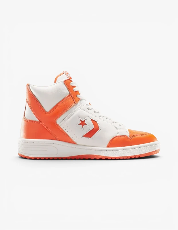 Marka Adı: Converse
Ürün Adı: Converse Weapon Sneaker
Ürün Cinsiyeti: Unisex
Ürün Tipi: Yüksek Bilekli Spor Ayakkabı
Ürün Sezonsallığı: Tüm Sezon
Ürün Çeşidi: Bağcıklı Spor Ayakkabı
Ürün Özellikleri: Görüntüde beyaz ve canlı turuncu renk bloklarına sahip, yüksek bilekli, bağcıklı bir spor ayakkabı görülmektedir. Ürünün yan tarafında ikonik Converse yıldız ve chevron logosu beyaz renkte, turuncu panel üzerinde yer almaktadır. Delikli burun kısmı ve yan paneller, klasik bir spor ayakkabı estetiği sunar. Ayakkabının üst kısmı sentetik deri veya deri benzeri malzemeden üretilmiş gibi görünmektedir. Kalın beyaz taban ve turuncu dış taban detayları, genel tasarımı tamamlamaktadır.
Öne Çıkan Detaylar:
- İkonik Converse yıldız ve chevron logosu
- Göz alıcı beyaz ve canlı turuncu renk kombinasyonu
- Bileği saran yüksek kesim tasarımı
Kimler Kullanıyor?: Klasik spor ayakkabı tarzını modern ve enerjik bir dokunuşla birleştirmeyi sevenler, sokak modasının dinamik ruhunu günlük görünümlerine taşımak isteyenler bu ayakkabıyı tercih edebilir. Rahatlığı ve ikonik duruşuyla aktif yaşam tarzına sahip, stilinde cesur renkleri kullanmaktan çekinmeyen bireylerin favorisi olmaya adaydır.