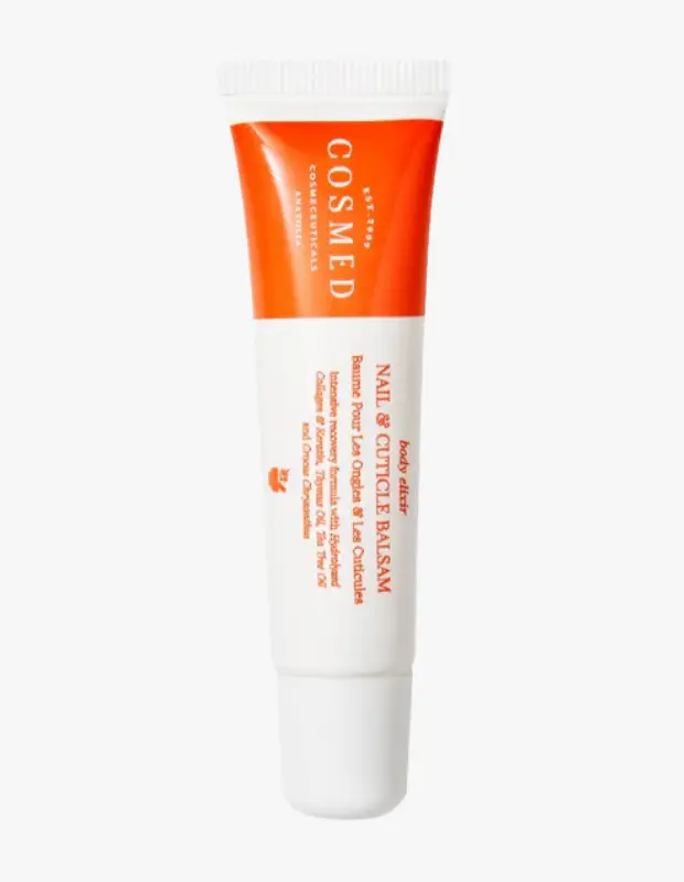 Marka Adı: Cosmed
Ürün Adı: Cosmed Unisex Tırnak ve Kütikül Balsamı
Ürün Cinsiyeti: Unisex
Ürün Tipi: Tırnak ve Kütikül Balsamı
Ürün Sezonsallığı: Belirtilmemiş
Ürün Çeşidi: Yoğun Onarıcı Bakım Ürünü
Ürün Özellikleri: Bu Cosmed tırnak ve kütikül balsamı, tırnak ve tırnak etlerine özel olarak tasarlanmış yoğun bir bakım ürünüdür. Hidrolize kolajen ve keratinin yanı sıra kekik yağı, çay ağacı yağı ve safran çiçeği özü içeren zengin formülü sayesinde, sık işlem görmekten yorulmuş ve yıpranmış tırnak dokusunu iyileştirmeyi ve güçlendirmeyi hedefler. Pratik beyaz ve turuncu renkli tüp ambalajıyla kolay ve hijyenik bir uygulama sunar.
Öne Çıkan Detaylar:
- Tırnak ve tırnak etleri için yoğun onarıcı formül
- Hidrolize keratin ve kolajen ile zenginleştirilmiş içerik
- Kekik, çay ağacı yağları ve safran çiçeği özü barındırır
Kimler Kullanıyor?: Tırnaklarının ve tırnak etlerinin sağlığını ön planda tutan, manikür ve pedikür gibi işlemler sonucunda yıpranan tırnaklarına özel ve etkili bir bakım uygulamak isteyen herkes bu ürünü rahatlıkla tercih edebilir. Güçlü, sağlıklı ve bakımlı tırnaklara sahip olmayı arzu eden, günlük rutininde pratik ve sonuç odaklı bir çözüm arayan bireyler için idealdir.