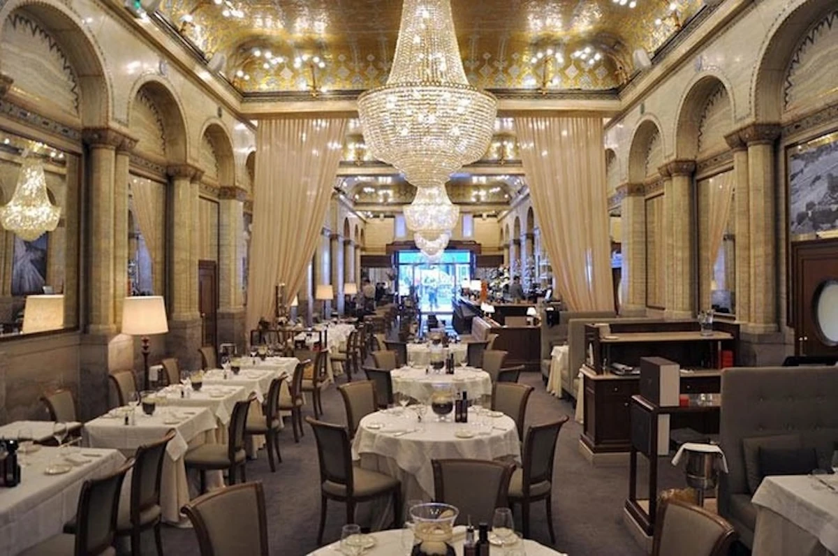 Criterion Restaurant'ın Bruce Wayne'in filmdeki o görkemli sahnesine ev sahipliği yapan, altın varaklı işlemeli yüksek tavanları, pırıl pırıl kristal avizeleri, aynalı kemerli duvarları ve beyaz örtülü zarif masa düzenlemeleriyle dolu lüks yemek salonu, filmlerde geçen ünlü restoranlar arasında dikkat çekiyor.