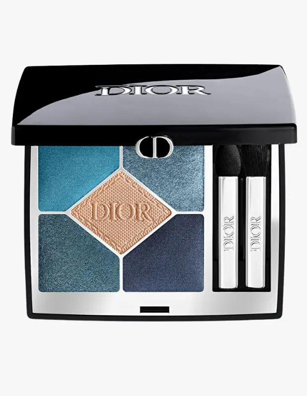 Marka Adı: Dior
Ürün Adı: Dior Denim Göz Farı
Ürün Cinsiyeti: Unisex
Ürün Tipi: Göz Farı Paleti
Ürün Sezonsallığı: Belirtilmemiş
Ürün Çeşidi: Makyaj Malzemesi
Ürün Özellikleri: Bu Dior göz farı paleti, denim mavisi tonları ve ortadaki bej rengi de dahil olmak üzere beş farklı pudra fardan oluşur. Her biri zengin pigmentasyona sahip, bazıları ışıltılı bitiş sağlarken ortadaki bej far kabartmalı Dior logosuyla dikkat çeker. Lüks, parlak siyah bir kılıf içinde sunulan palet, gümüş renkli CD logosu tokası ve kolay uygulama için iki adet çift taraflı aplikatör fırçası içerir. Çok yönlü renk skalası ile farklı göz makyajları için sonsuz olanaklar sunar.
Öne Çıkan Detaylar:
- Denimden ilham alan çeşitli mavi tonları ve zarif bej rengi içeren 5'li göz farı paleti.
- Ortadaki göz farında kabartmalı Dior logosu ve kendine özgü dokulu bej tonu.
- Şık, parlak siyah kasası ve gümüş renkli ikonik CD toka detayı.
Kimler Kullanıyor?: Makyajında sofistike bir ifade arayan, klasik denim tonlarını modern bir dokunuşla gözlerine taşımayı seven kişiler için tasarlanmıştır. Kaliteli ve lüks kozmetik ürünlerine değer veren, hem gündüz hem de gece makyajlarında farklı stilleri denemekten çekinmeyen, yaratıcı ve özgün görünümlerle kişiliğini yansıtmak isteyen herkes bu paleti makyaj rutinine dahil edebilir. Euphoria gibi trend belirleyici yapımların makyaj estetiğinden ilham alanlar için de ideal bir seçenektir.