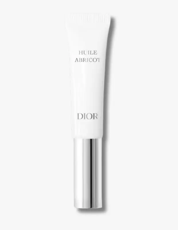 Marka Adı: Dior
Ürün Adı: Dior Huile Abricot Tırnak ve Tırnak Eti Serumu
Ürün Cinsiyeti: Unisex
Ürün Tipi: Tırnak ve Tırnak Eti Serumu
Ürün Sezonsallığı: Mevsimsiz
Ürün Çeşidi: Besleyici Tırnak ve Tırnak Eti Yağı
Ürün Özellikleri: Dior Huile Abricot, kayısı çekirdeği yağı ile zenginleştirilmiş, tırnakları derinlemesine besleyerek güçlendirmeye ve kırılma riskini azaltmaya yardımcı olan özel bir bakım yağıdır. Aynı zamanda tırnak etlerini nemlendirir ve yumuşatır. Şık, kompakt ve kolay taşınabilir beyaz tüp ambalajı ve metalik parlak gümüş kapağı ile hijyenik ve pratik bir uygulama sunar.
Öne Çıkan Detaylar:
- Kayısı çekirdeği yağı ile zenginleştirilmiş formül
- Tırnakları güçlendirir ve kırılmayı önlemeye yardımcı olur
- Tırnak etlerini yoğun bir şekilde besler ve nemlendirir
Kimler Kullanıyor?: Bakımlı ve sağlıklı tırnaklara kavuşmak isteyen, günlük manikür rutinlerine lüks bir dokunuş katmaktan hoşlanan, tırnaklarının dayanıklılığını artırarak estetik görünümünü korumak isteyen kişiler için idealdir. Evde veya seyahatte pratik ve etkili tırnak bakımı arayan herkesin tercih edebileceği bir üründür.