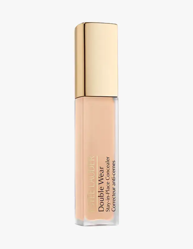 Marka Adı: Estee Lauder
Ürün Cinsiyeti: Belirtilmemiş
Ürün Tipi: Kapatıcı
Ürün Sezonsallığı: Belirtilmemiş
Ürün Çeşidi: Sıvı Kapatıcı
Ürün Özellikleri: Bu ürün, şeffaf, dikdörtgen bir şişe içinde sunulan, açık ten tonunda sıvı formda bir kapatıcıdır. Etiketinde yer alan Double Wear Stay-in-Place Concealer ifadesi, ürünün uzun süre kalıcılık sağladığını ve uygulandığı yerde sabit kaldığını belirtir. Correcteur anti-cernes ibaresi ise göz altı morluklarını hedefleyerek düzeltici bir etki sunduğunu gösterir. Hafif yapılı, serum benzeri bir dokuya sahip olduğu ve cilde ağırlık yapmadan doğal bir görünüm sağladığı, aydınlık ve nemli göz altları için ideal olduğu belirtilmiştir. Üst kısmında parlak altın rengi, dikdörtgen bir kapak bulunmaktadır.
Öne Çıkan Detaylar:
- Uzun süre kalıcı ve sabit formül (Stay-in-Place).
- Göz altı morluklarını düzeltmeye yardımcı etki (Correcteur anti-cernes).
- Cilde ağırlık yapmayan, serum yapılı hafif doku.
Kimler Kullanıyor?: Bu ürün, makyajında taze, aydınlık ve pürüzsüz bir görünüm arayan herkesin kullanımına uygundur. Özellikle göz altı morluklarını veya yorgunluk izlerini gizlemek isteyen, cildine doğal bir ışıltı katmayı hedefleyen ve ürünün gün boyu kalıcı olmasını önemseyen bireyler için idealdir. Mezuniyet balosu gibi özel anlarda veya günlük yaşamda kendine güvenli ve bakımlı bir duruş sergilemek isteyenler tarafından tercih edilebilir.