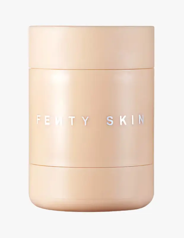 Marka Adı: Fenty Skin
Ürün Adı: Fenty Skin Unisex Plush Puddin Dudak Maskesi
Ürün Cinsiyeti: Unisex
Ürün Tipi: Dudak Maskesi
Ürün Sezonsallığı: Her mevsim
Ürün Çeşidi: Bakım Ürünü
Ürün Özellikleri: Fenty Skin Plush Puddin Dudak Maskesi, dudaklar için özel olarak formüle edilmiş yoğun ve iyileştirici bir bakım ürünüdür. Açık şeftali/bej tonlarında, yuvarlak hatlara sahip, minimalist ve şık bir kavanozda sunulur. Ürün ambalajının üzerinde gümüş tonlarında FENTY SKIN logosu yer alır. Özellikle gece kullanımı için tasarlanmış olup, dudak bariyerini onararak nem kaybını engellemeyi ve gün boyunca kaybedilen nemi geri kazandırmayı hedefler. Daha pürüzsüz, yumuşak ve tazelenmiş dudaklara uyanmayı destekleyen besleyici ve uzun süreli etkili bir formüle sahiptir.
Öne Çıkan Detaylar:
- Yoğun onarıcı ve iyileştirici dudak bakımı
- Gece boyu etkili formülü sayesinde kesintisiz onarım
- Şık ve minimalist ambalaj tasarımı
Kimler Kullanıyor?: Dudaklarında kuruluk, çatlama veya pürüzlü bir görünüm hisseden, gece boyu yoğun onarıma ihtiyaç duyan herkes bu dudak maskesini tercih edebilir. Etkili bir dudak bakım rutinine önem veren, estetik ve minimalist ürün tasarımlarından hoşlanan, sabahları daha pürüzsüz ve nemli dudaklarla uyanmak isteyen bireyler için idealdir. Bu ürün, dudak sağlığına proaktif bir yaklaşım benimseyen ve dudak bariyerini güçlendirmeyi hedefleyenler için günlük bakımın vazgeçilmez bir parçası olabilir.