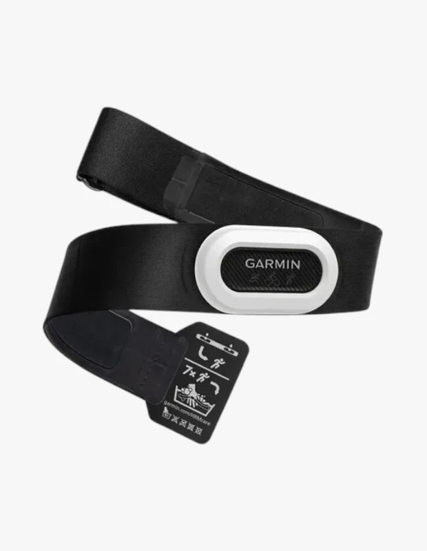 Marka Adı: Garmin
Ürün Cinsiyeti: Belirtilmemiş
Ürün Tipi: Nabız bandı
Ürün Sezonsallığı: Belirtilmemiş
Ürün Çeşidi: Giyilebilir spor teknolojisi
Ürün Özellikleri: Bu ürün, antrenman sırasında kalp atış hızını hassas bir şekilde ölçmek üzere tasarlanmış, Garmin markalı, siyah renkli bir nabız bandıdır. Ayarlanabilir esnek kumaş yapısı sayesinde göğüs çevresine rahatça oturur ve kullanıcının hareket özgürlüğünü kısıtlamaz. Ürünün merkezinde yer alan beyaz ve siyah renkli sensör modülü üzerinde Garmin logosu bulunur. İç etiketindeki yıkama talimatları ve spor ikonları (koşu, yüzme gibi) ürünün yıkanabilirlik ve çeşitli spor aktivitelerinde kullanıma uygunluk özelliklerini vurgular. Giyilebilir bir teknoloji ürünü olarak antrenman verimliliğini artırmaya yönelik tasarlanmıştır.
Öne Çıkan Detaylar:
- Ortasında Garmin markasının yer aldığı şık ve dayanıklı sensör modülü
- Farklı vücut tiplerine uyum sağlayan ayarlanabilir ve esnek siyah kayış
- Elde yıkanabilir yapısı ve çeşitli sporlara uygunluğunu gösteren bakım etiketleri
Kimler Kullanıyor?: Spor performanslarını bilimsel verilerle desteklemek isteyen, antrenmanları sırasında kalp atış hızını doğru ve sürekli bir şekilde takip etmeye önem veren herkes bu ürünü rahatlıkla kullanabilir. Koşucular, yüzücüler, bisikletçiler ve farklı spor dallarındaki sporcular için antrenman verilerini optimize etmek isteyenler, kondisyon ve dayanıklılık çalışmalarında detaylı geri bildirim arayanlar bu teknolojik ekipmanı rutinlerine dahil edebilirler. Fitness yolculuğunda ilerlemek isteyen, veriye dayalı yaklaşımlara açık, aktif bir yaşam tarzını benimseyen her birey için uygun bir destektir.