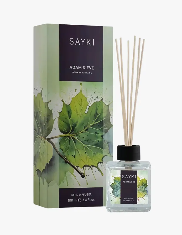 Üzerinde yeşil yaprak desenleri bulunan, Sayki Adam & Eve Home Fragrance markalı bir oda kokusu difüzörü ve kutusu, adaçayının da sağladığı gibi doğal bir ferahlık ve zihinsel dinginlik çağrıştırıyor.